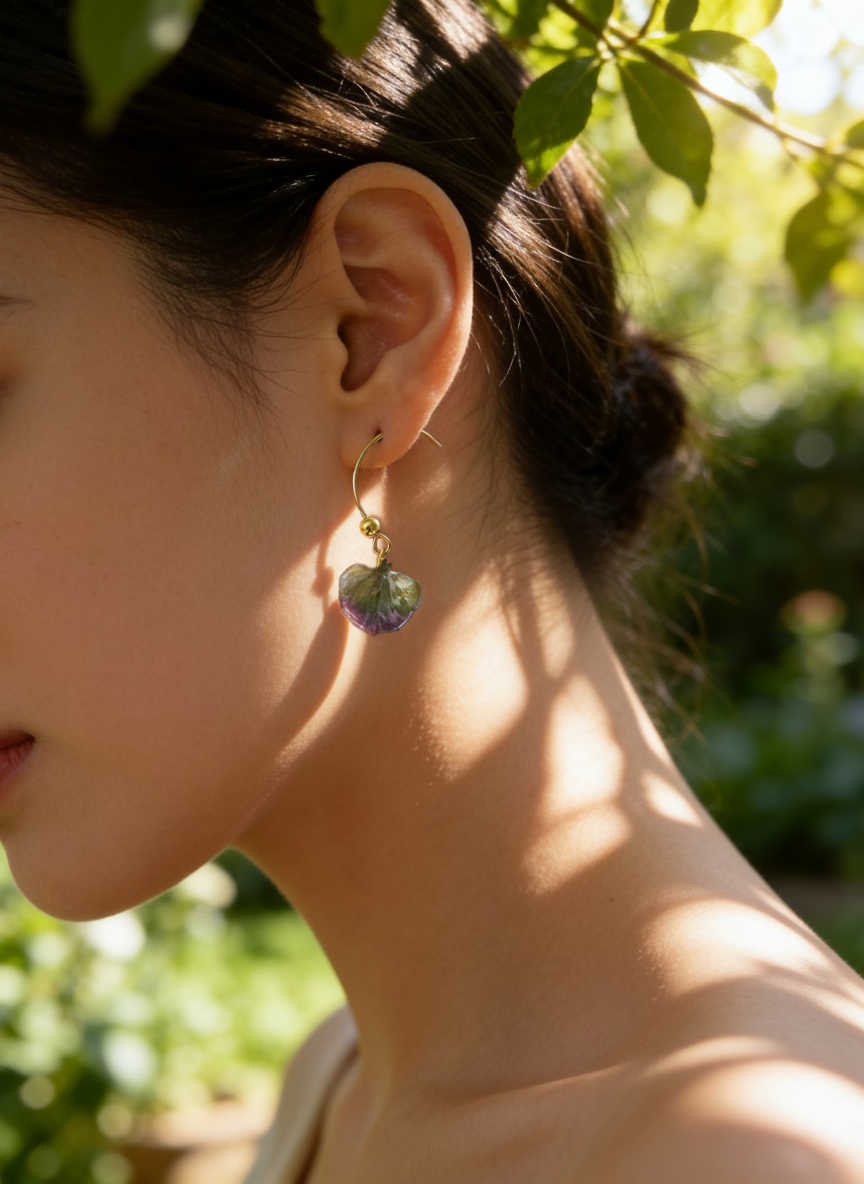 Boucle pendante pétale Hortensia pourpre - dorée