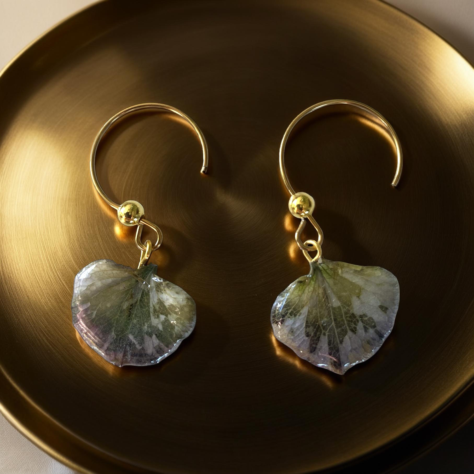Boucle pendante pétale Hortensia pourpre - dorée
