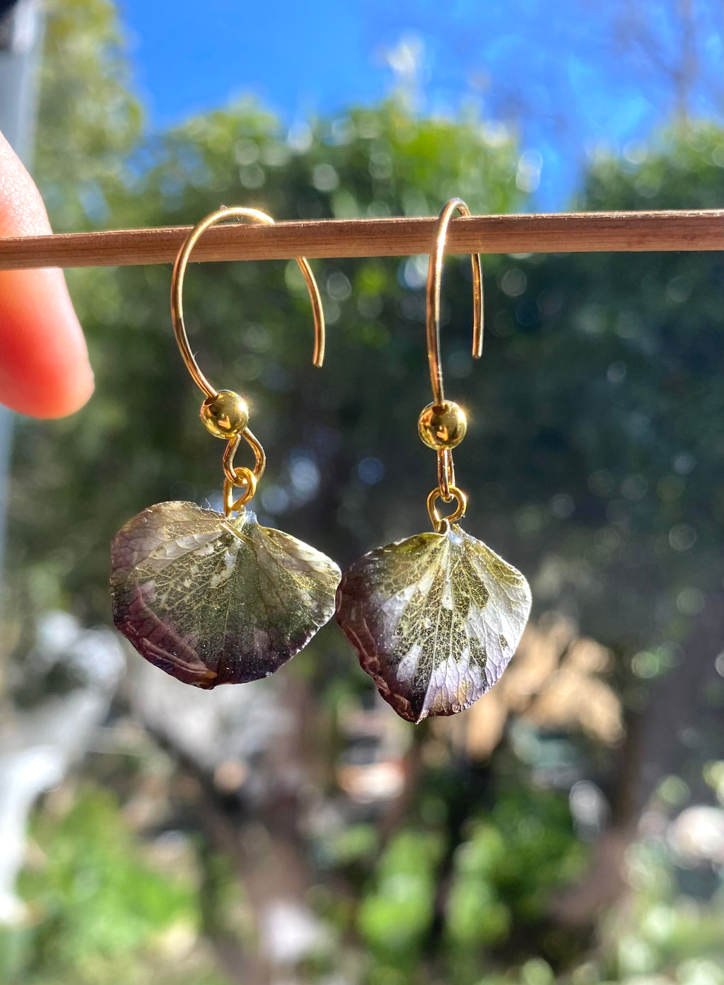 Boucle pendante pétale Hortensia pourpre - dorée