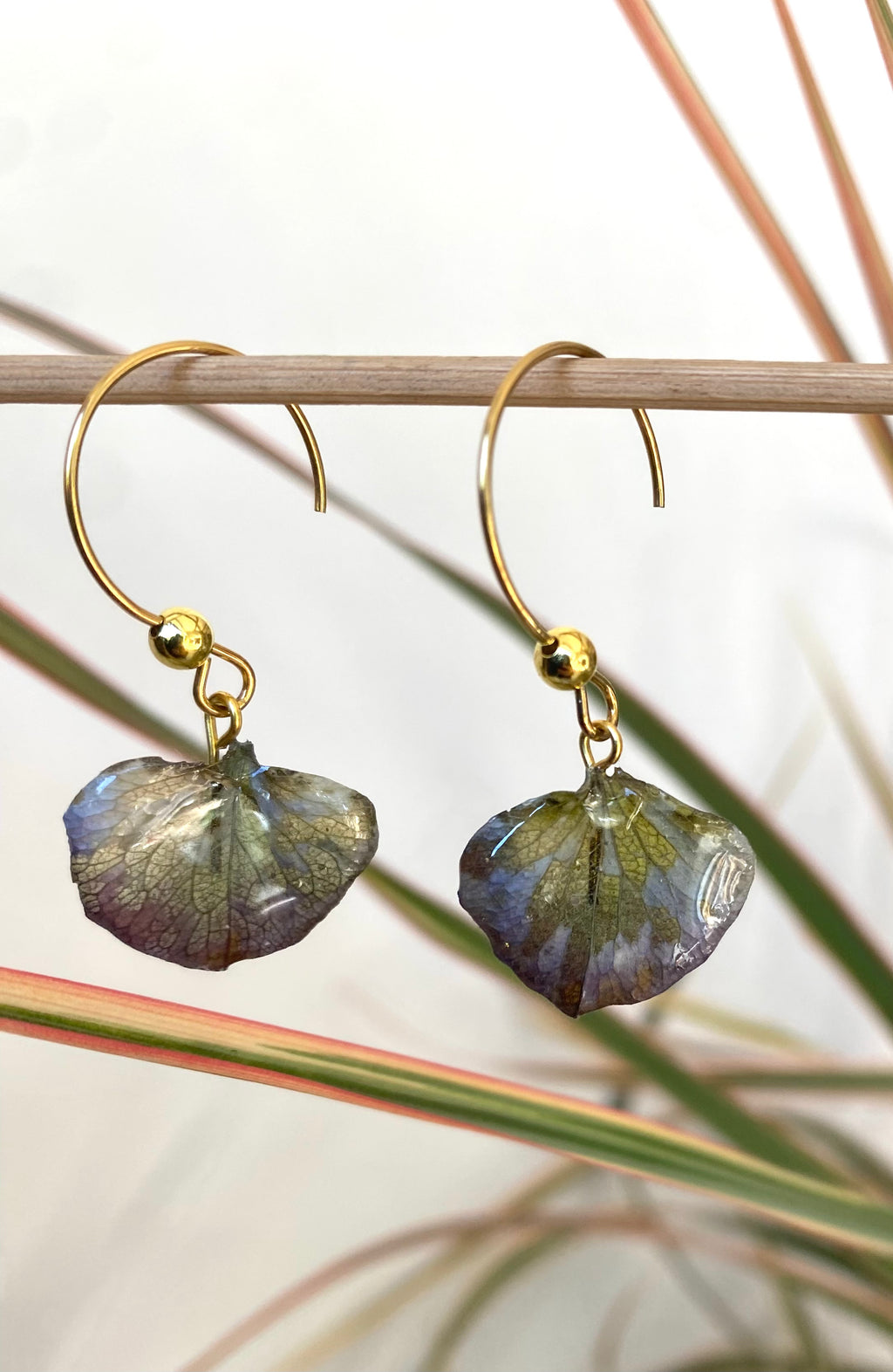Boucle pendante pétale Hortensia pourpre - dorée