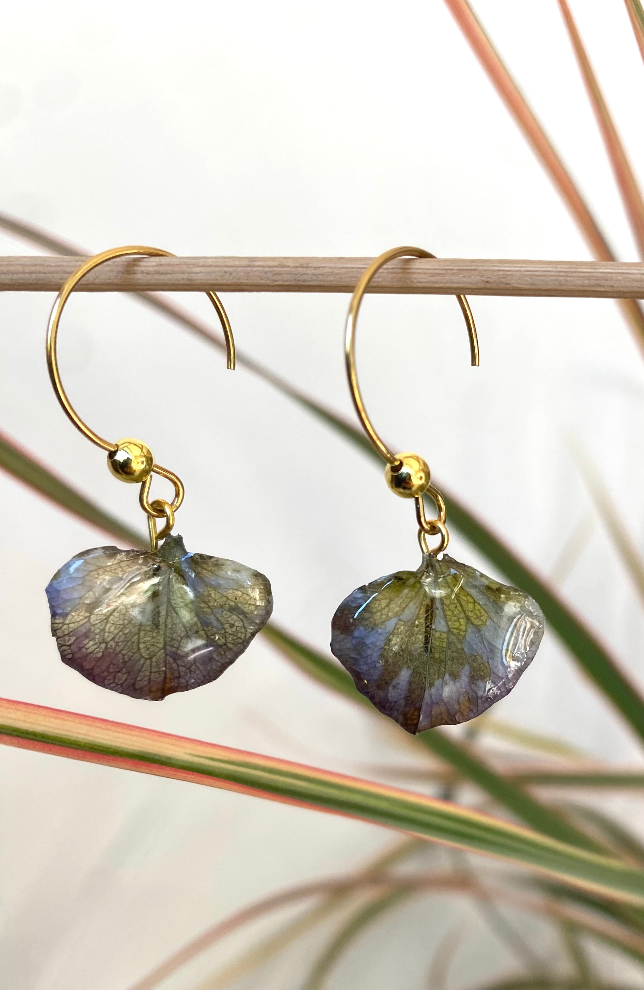 Boucle pendante pétale Hortensia pourpre - dorée