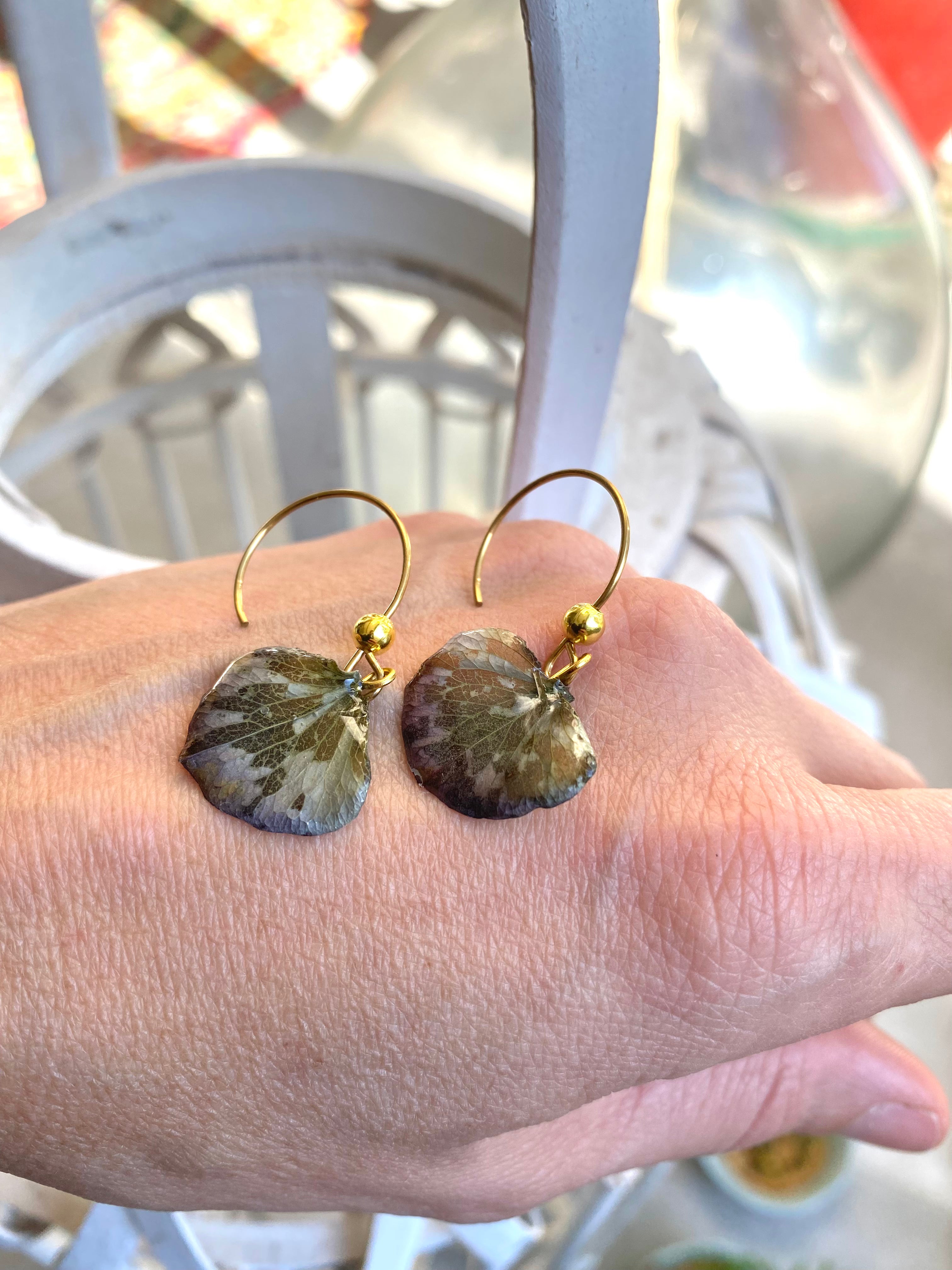 Boucle pendante pétale Hortensia pourpre - dorée