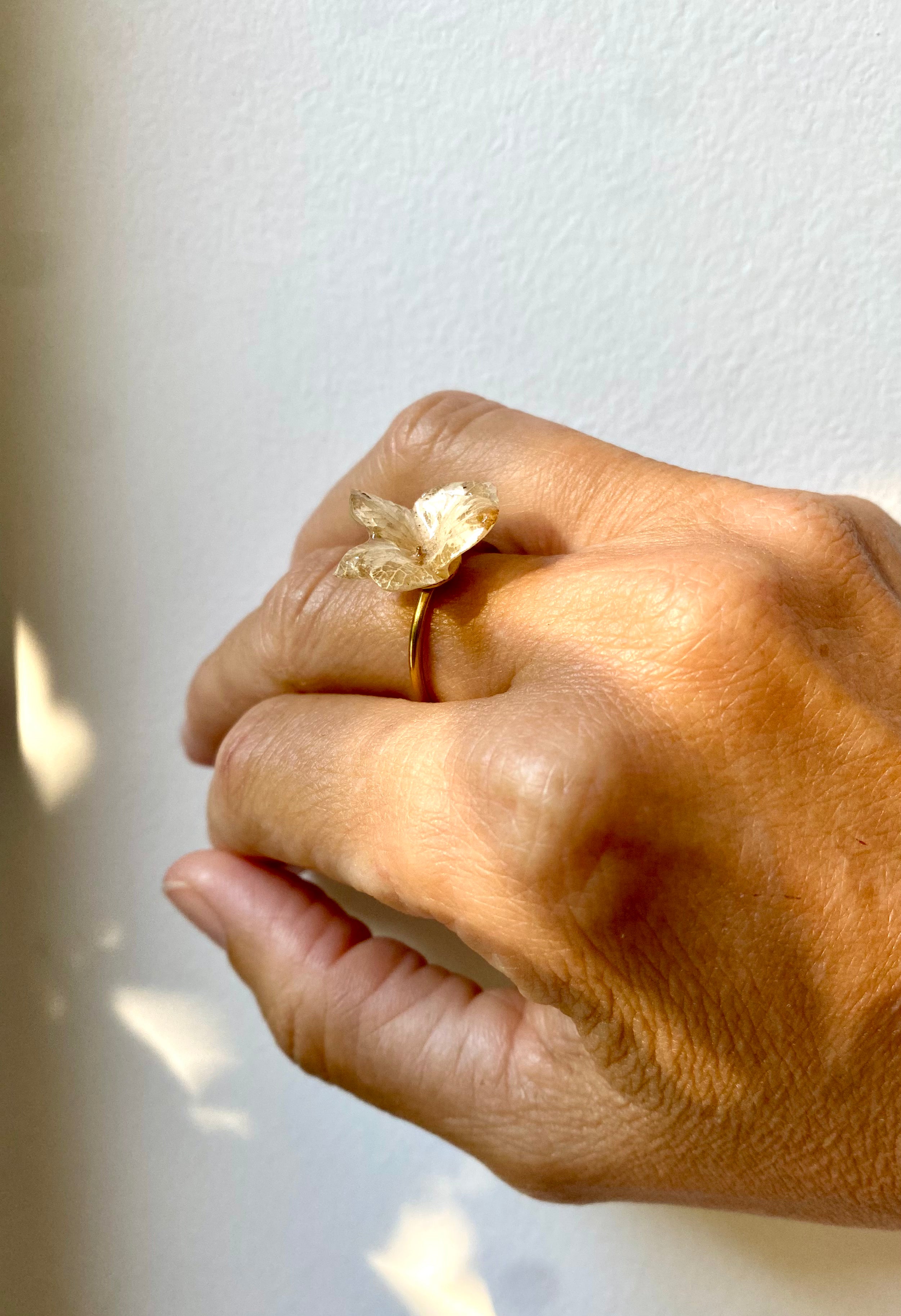 Bague petite Fleur d'hortensia beige