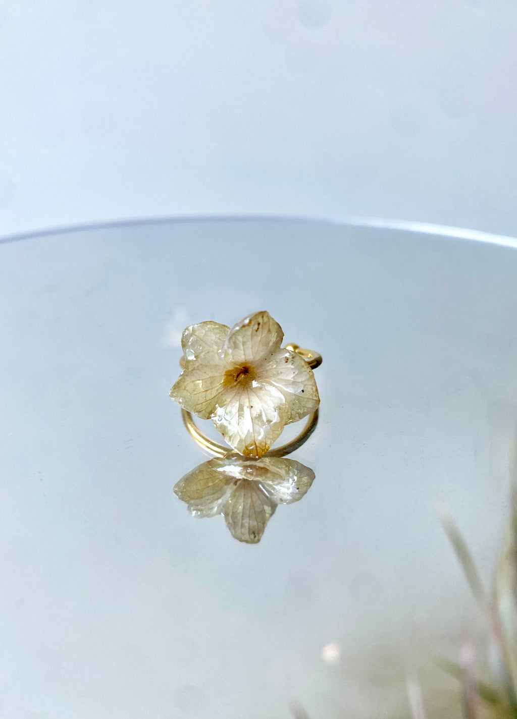 Bague petite Fleur d'hortensia beige