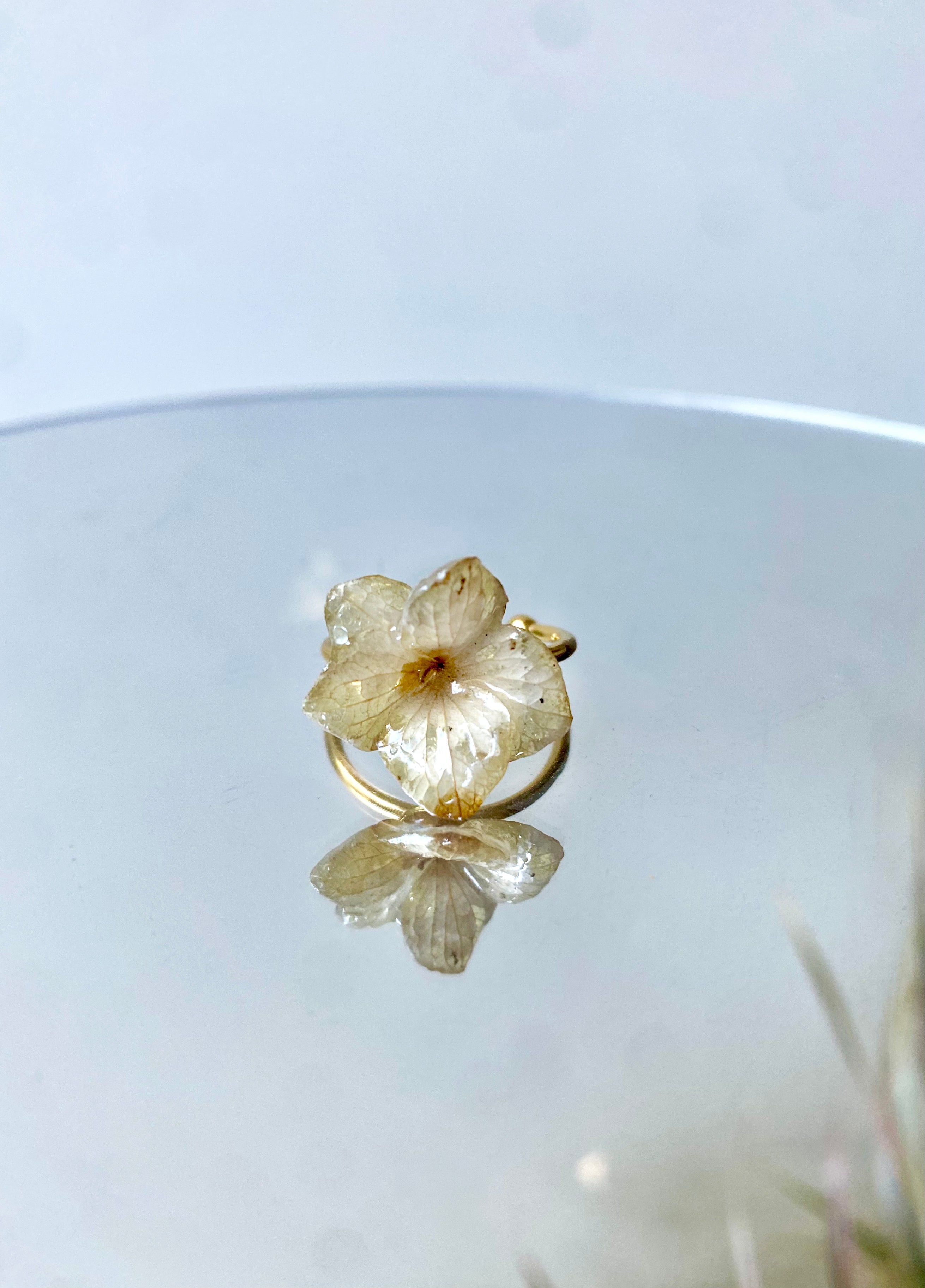 Bague petite Fleur d'hortensia beige