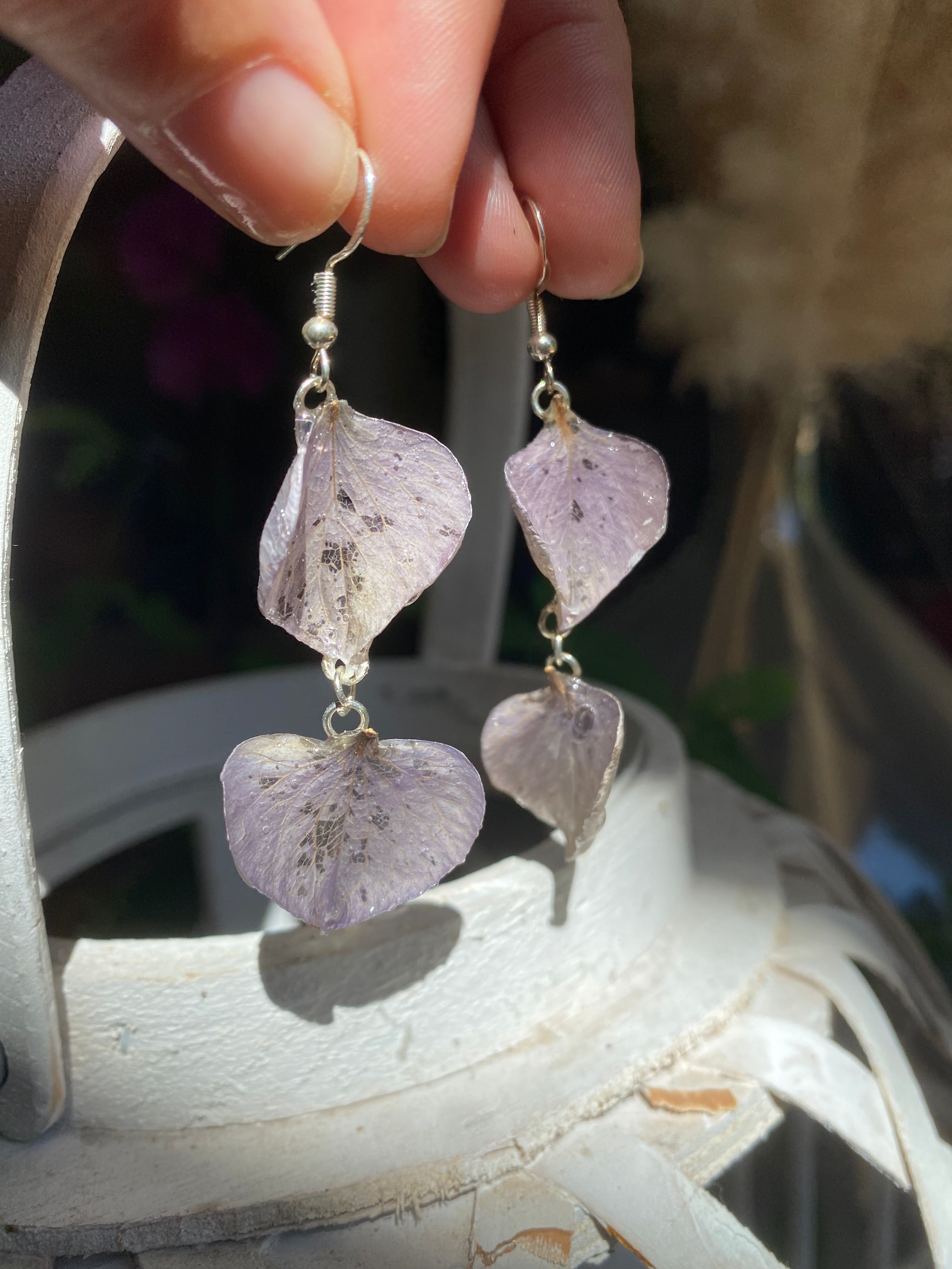Boucle d'oreille pendante 2 pétales hortensia gris-bleu