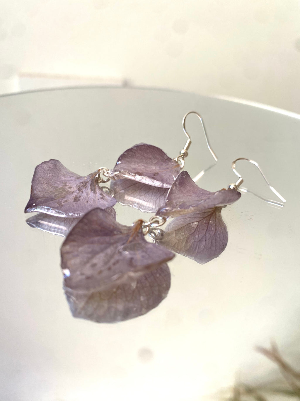 Boucle d'oreille pendante 2 pétales hortensia gris-bleu