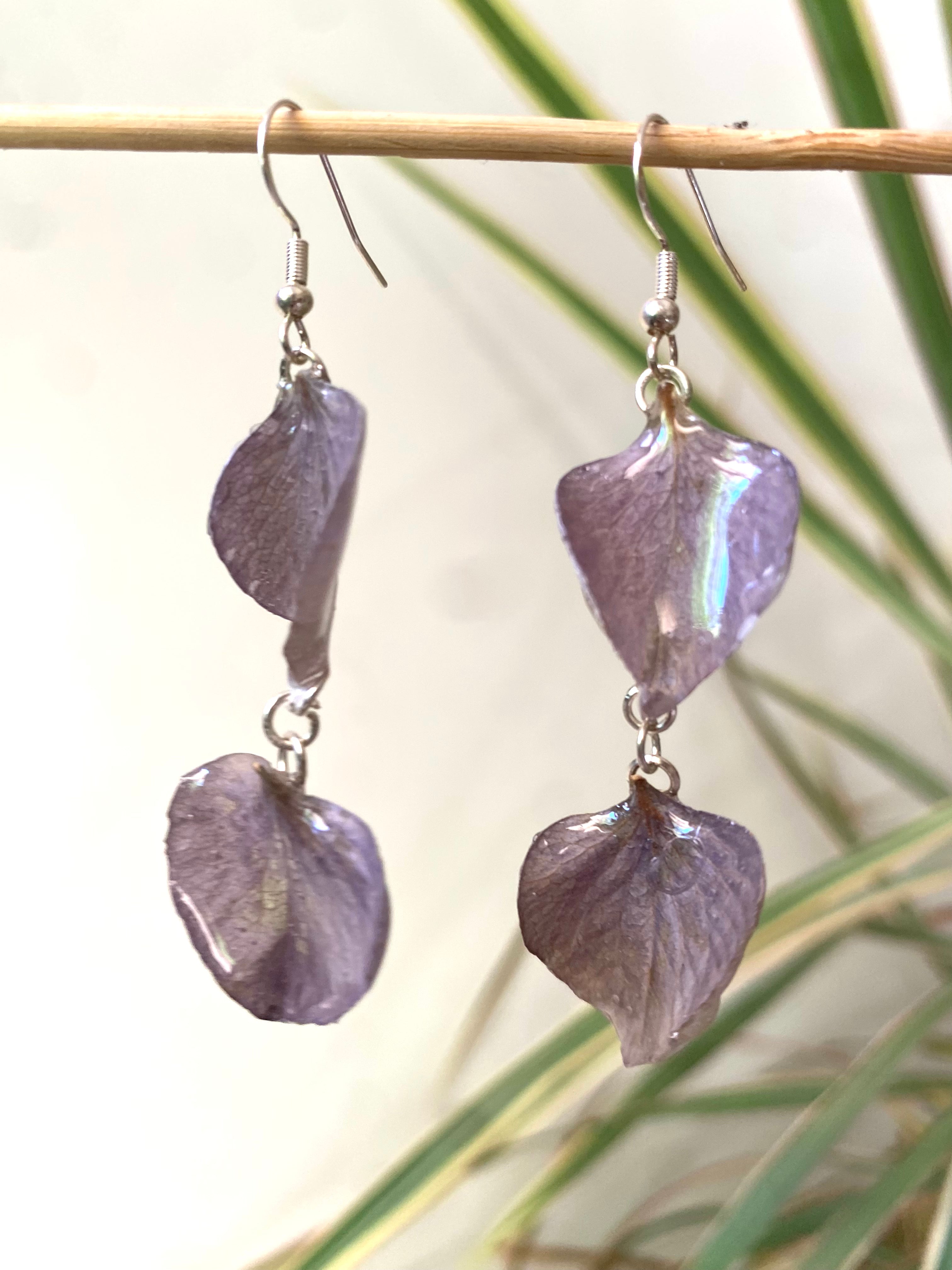 Boucle d'oreille pendante 2 pétales hortensia gris-bleu