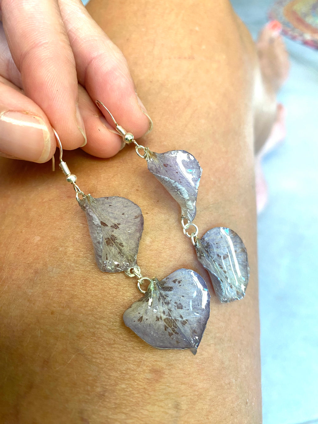 Boucle d'oreille pendante 2 pétales hortensia gris-bleu