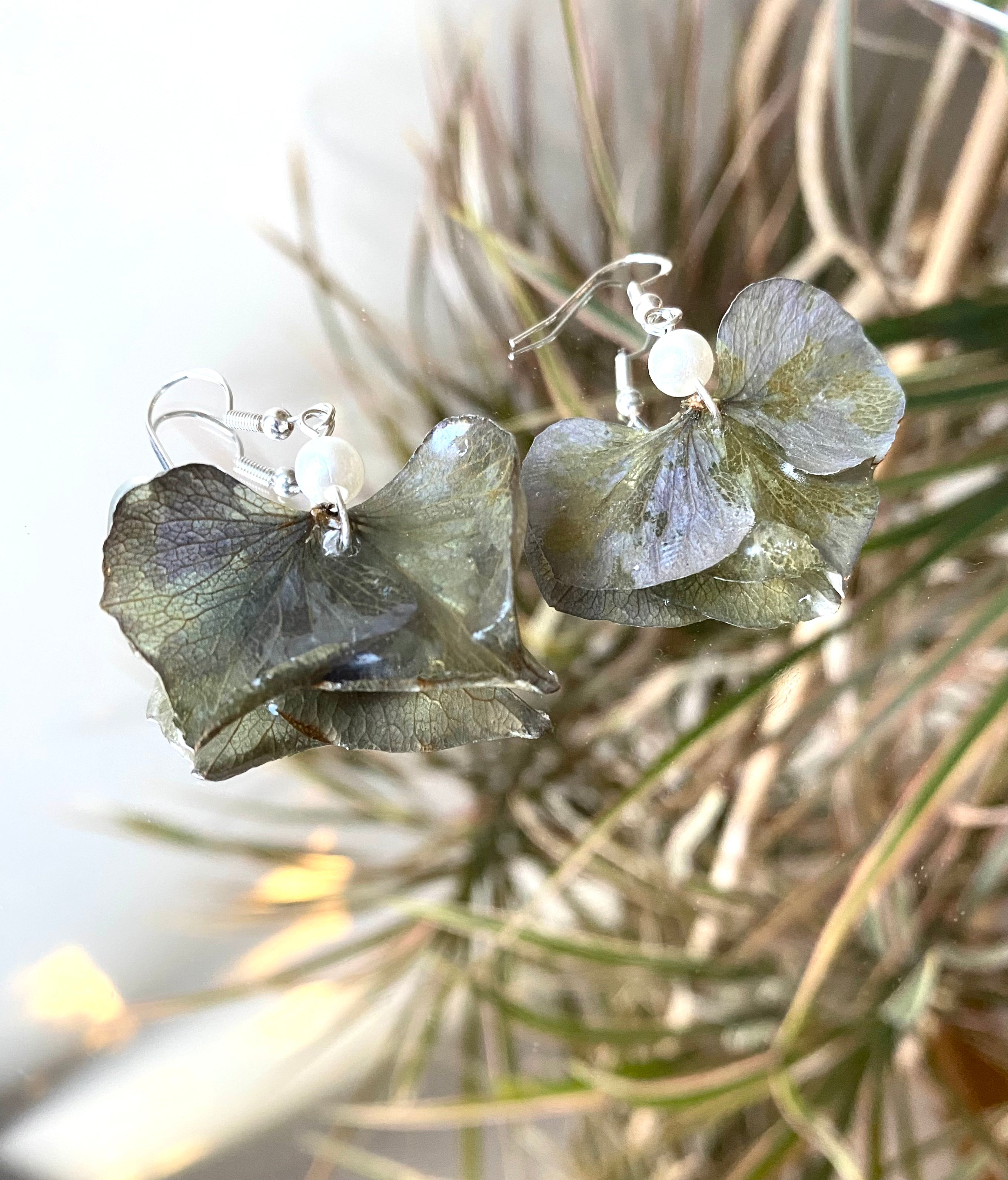 Boucles argentées pétales Hortensia bleu-gris et perles nacrées