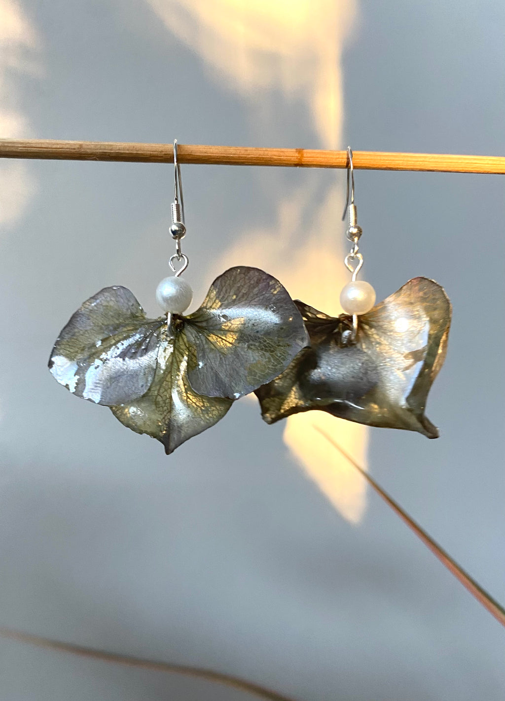 Boucles argentées pétales Hortensia bleu-gris et perles nacrées