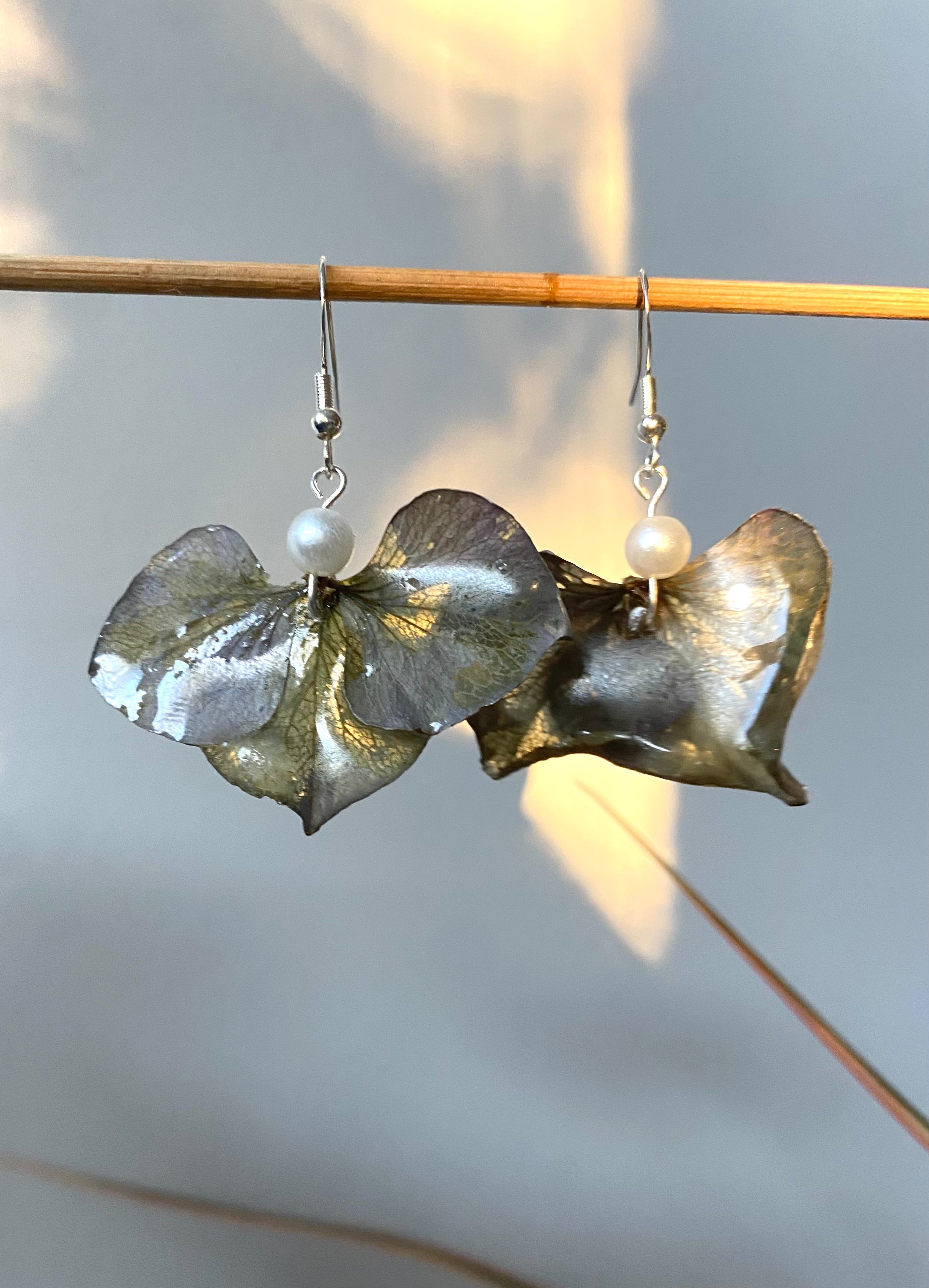 Boucles argentées pétales Hortensia bleu-gris et perles nacrées