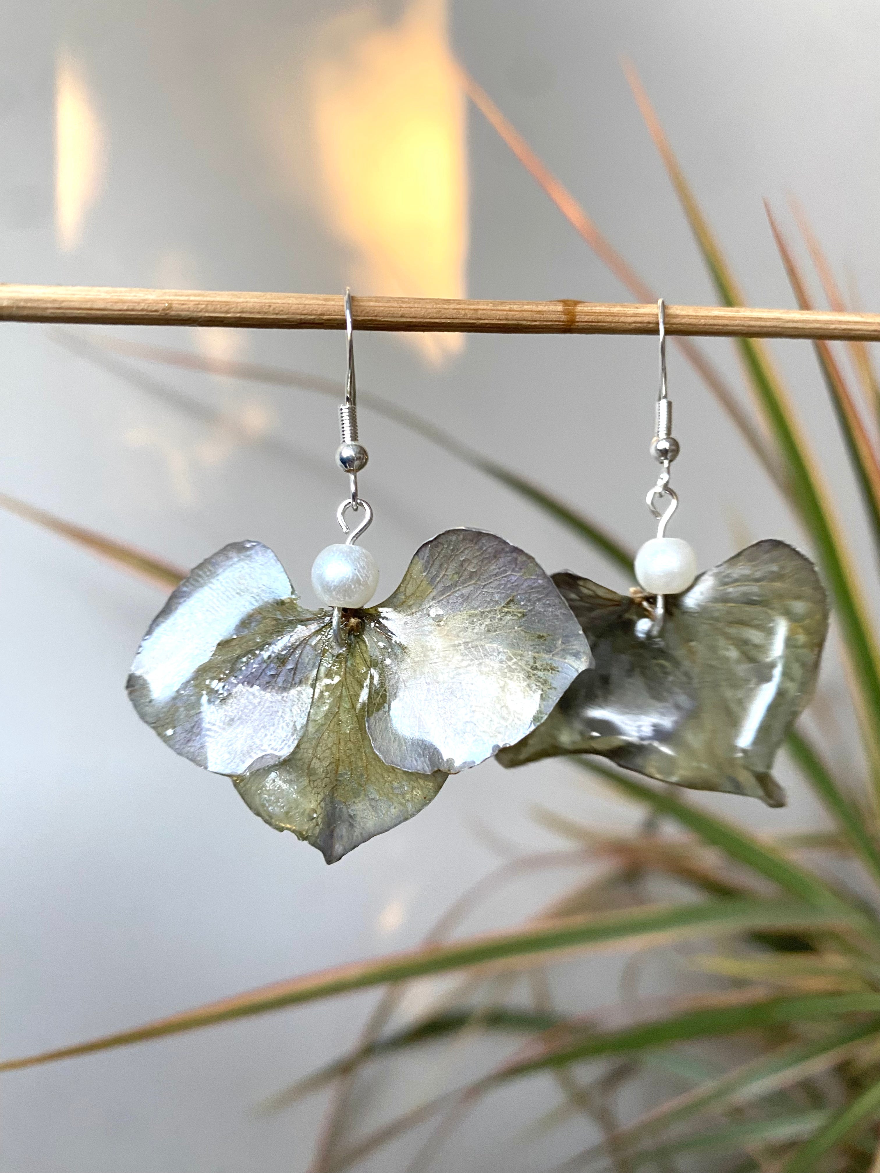 Boucles argentées pétales Hortensia bleu-gris et perles nacrées