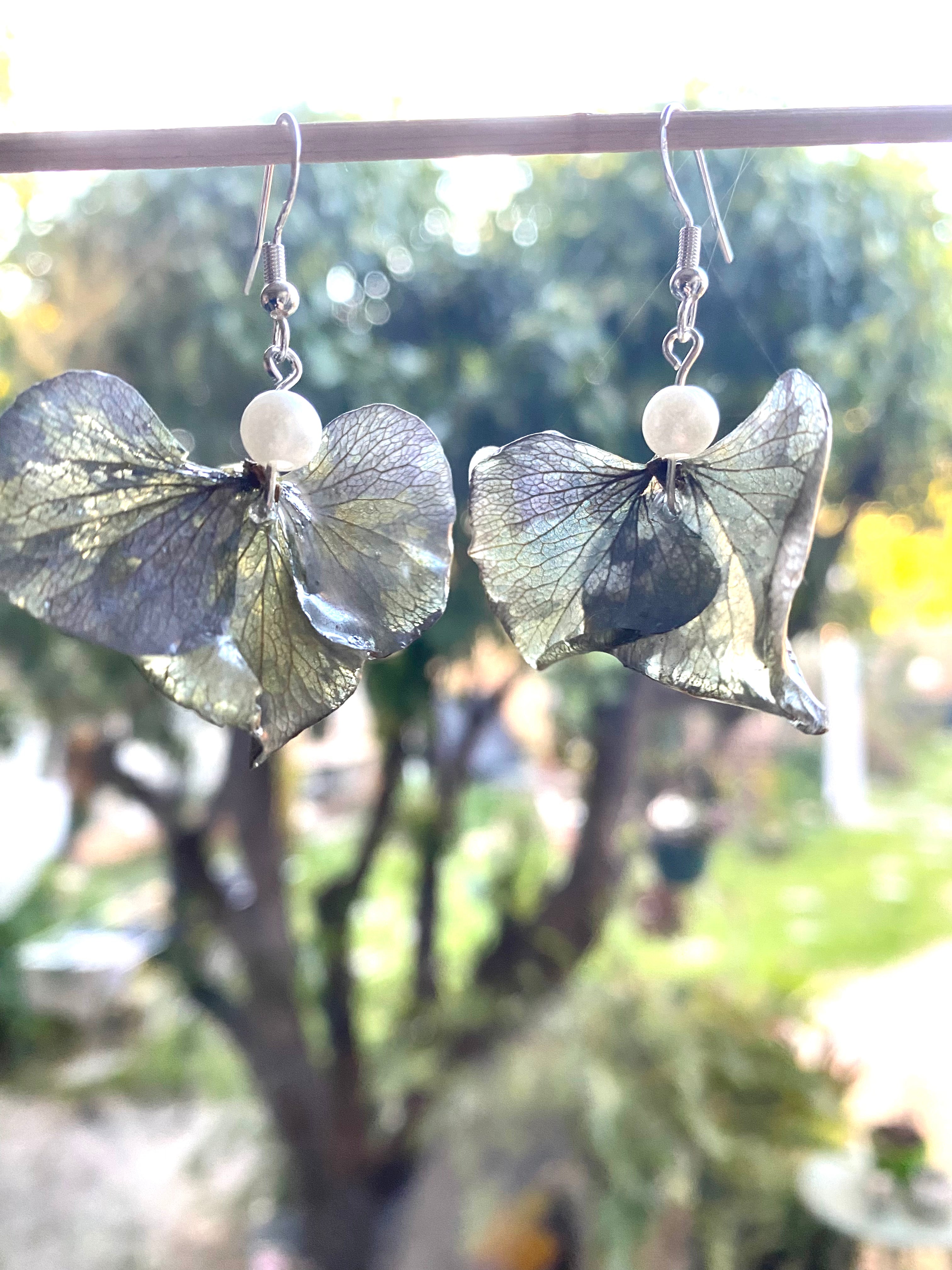 Boucles argentées pétales Hortensia bleu-gris et perles nacrées