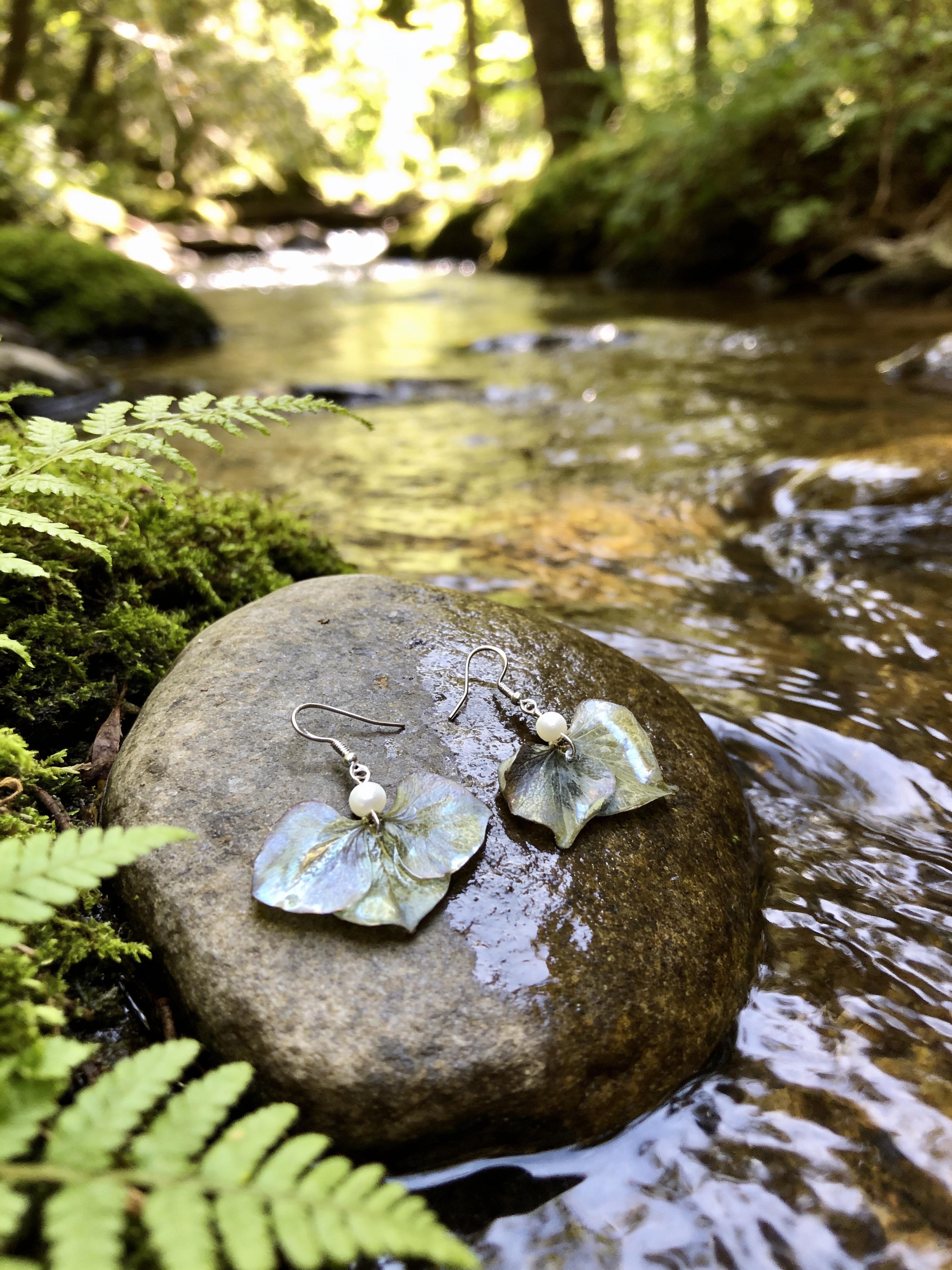 Boucles argentées pétales Hortensia bleu-gris et perles nacrées