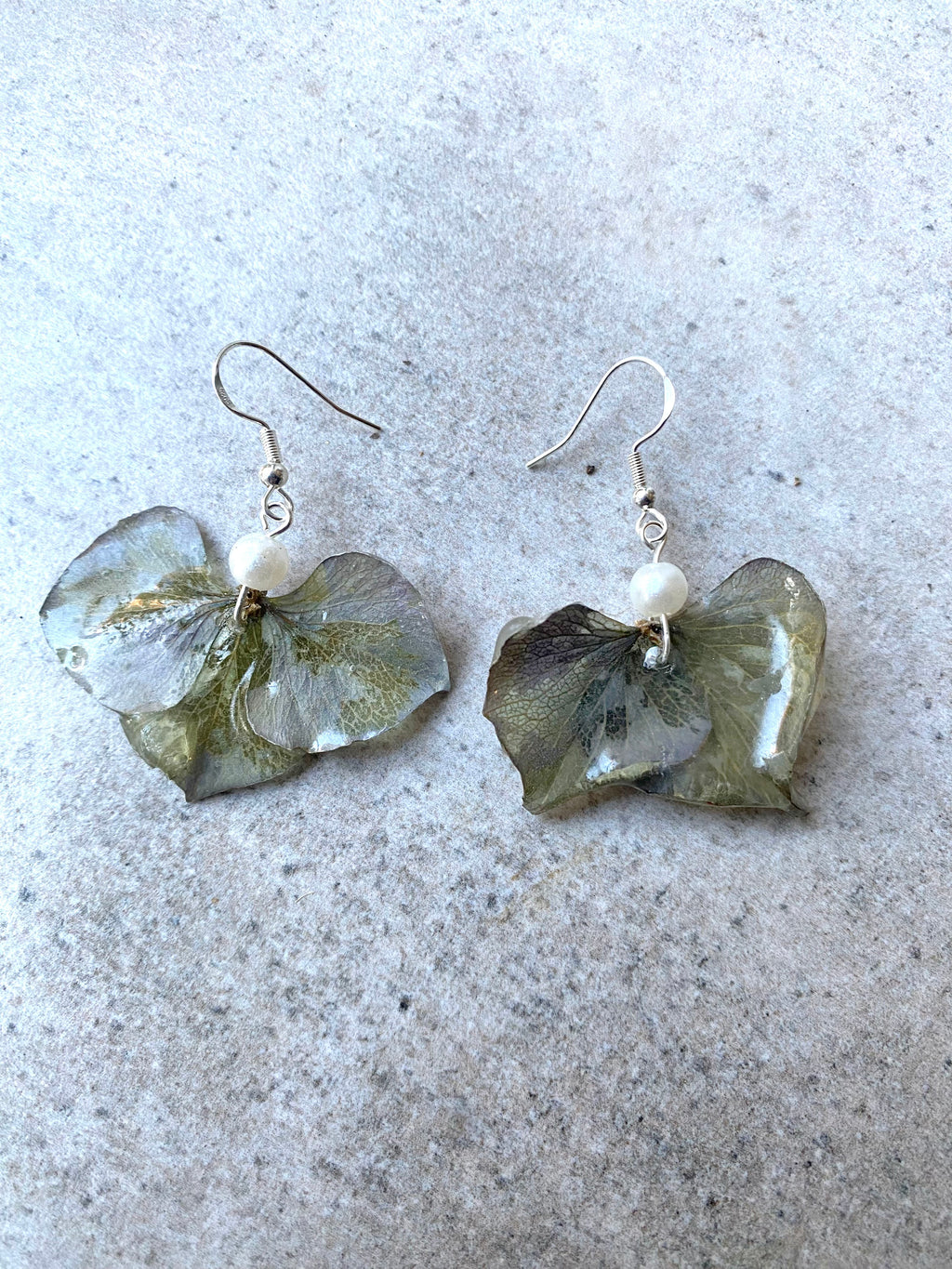 Boucles argentées pétales Hortensia bleu-gris et perles nacrées