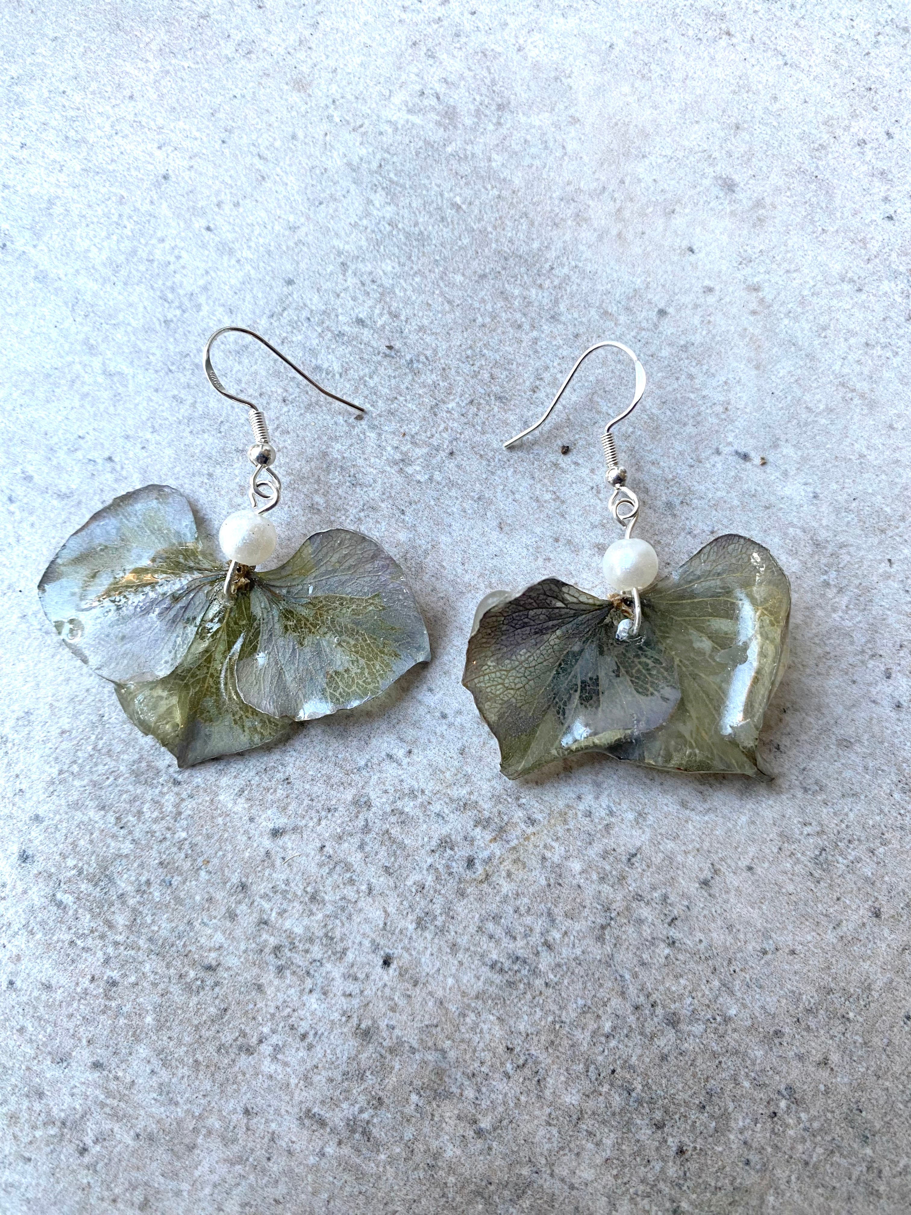 Boucles argentées pétales Hortensia bleu-gris et perles nacrées