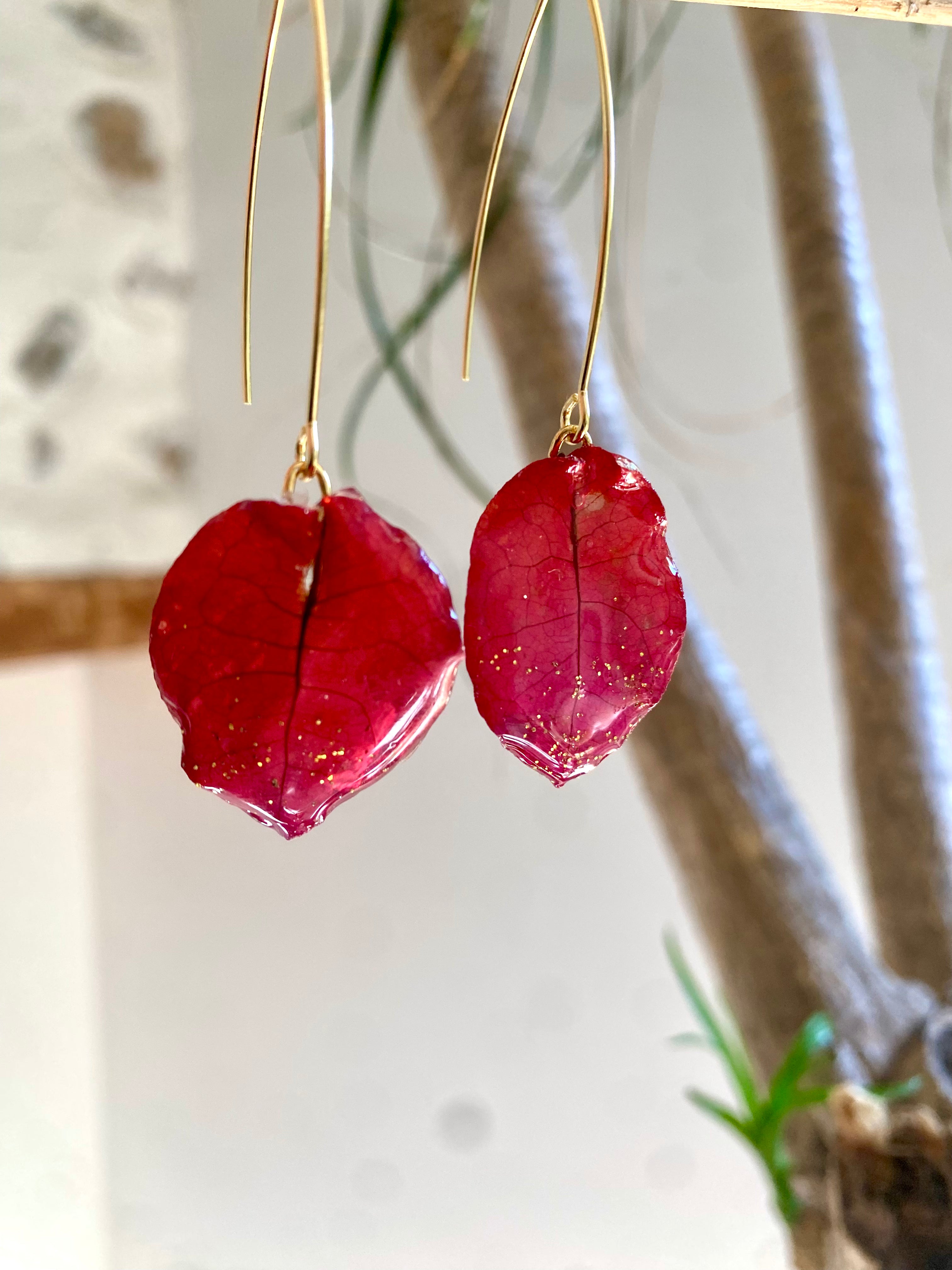 Boucle d'oreille pendante Bougainvillier rouge et paillette