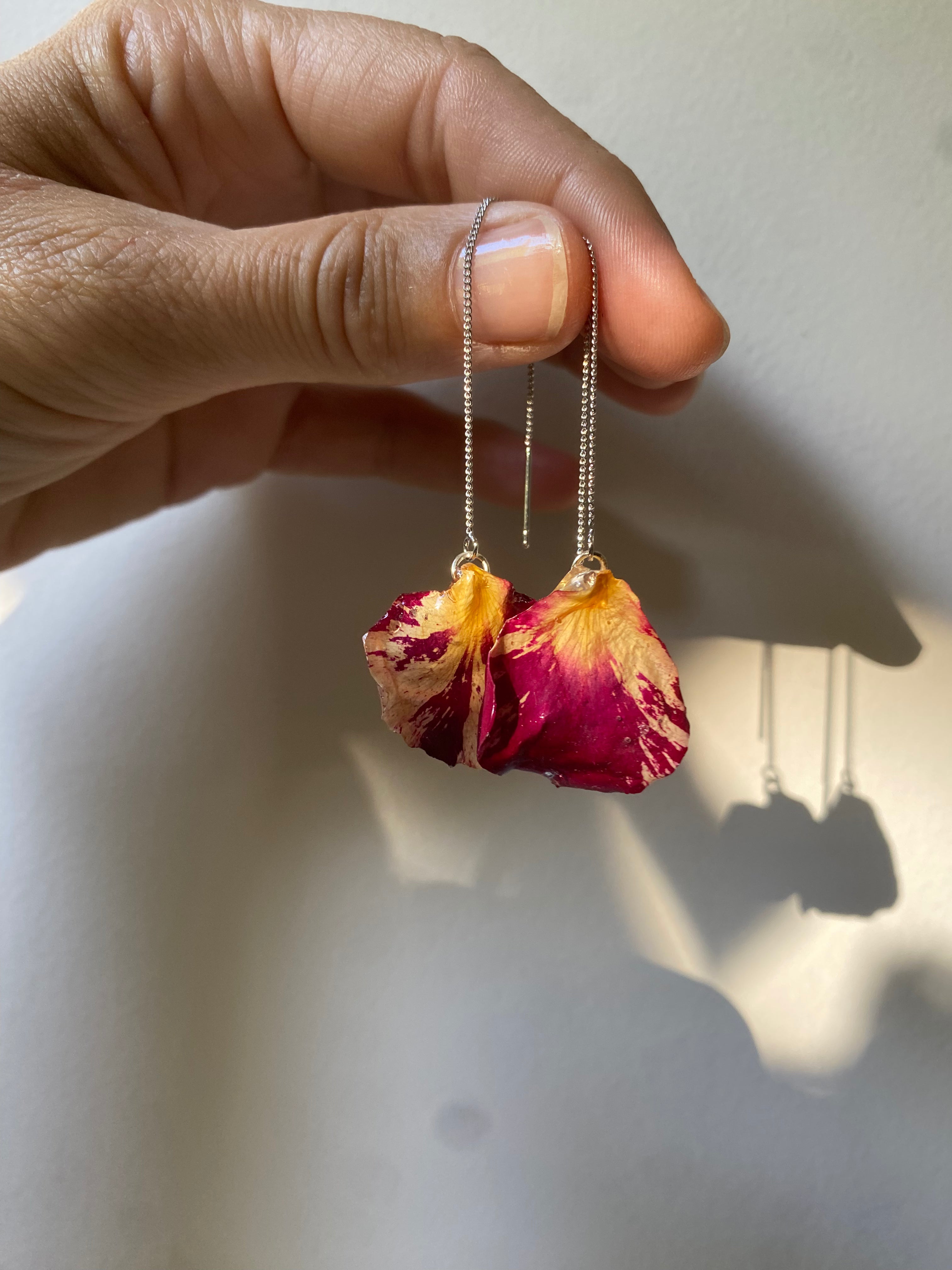 Chaine d'oreille pétales roses marbré