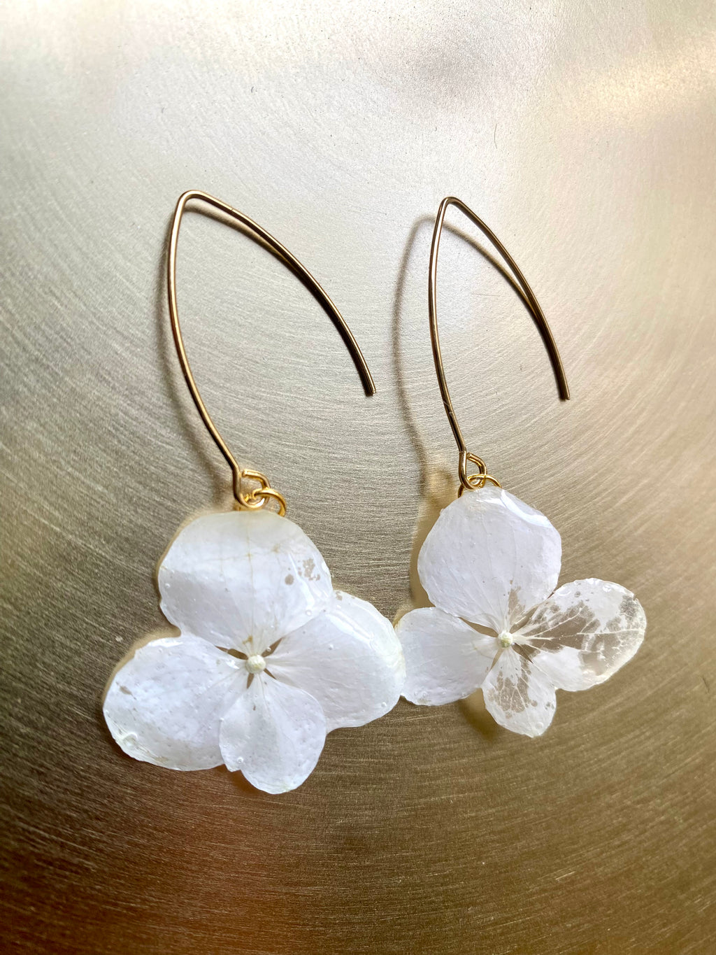 Boucle pendante pétale Hortensia blanc - doré