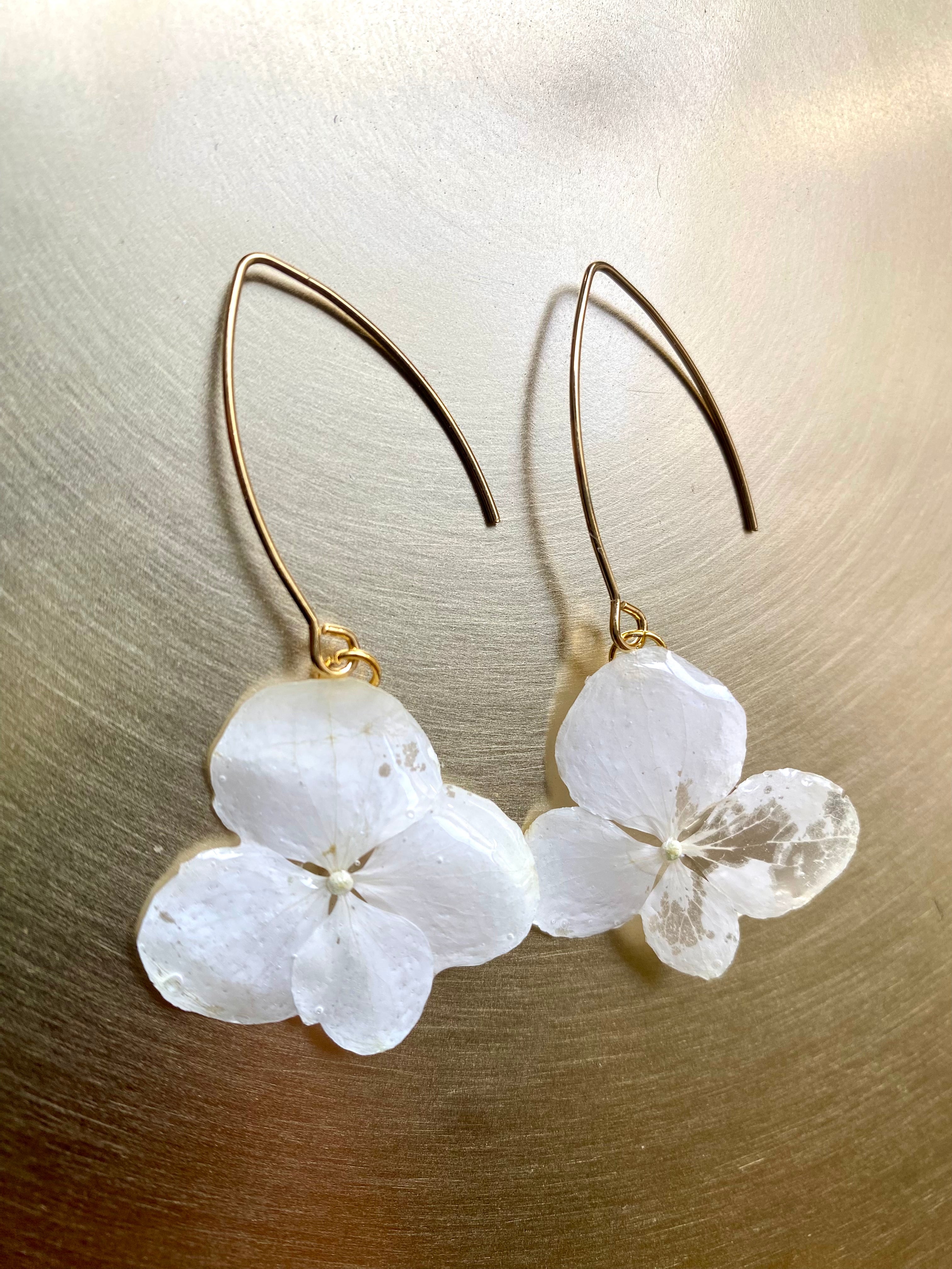 Boucle pendante pétale Hortensia blanc - doré