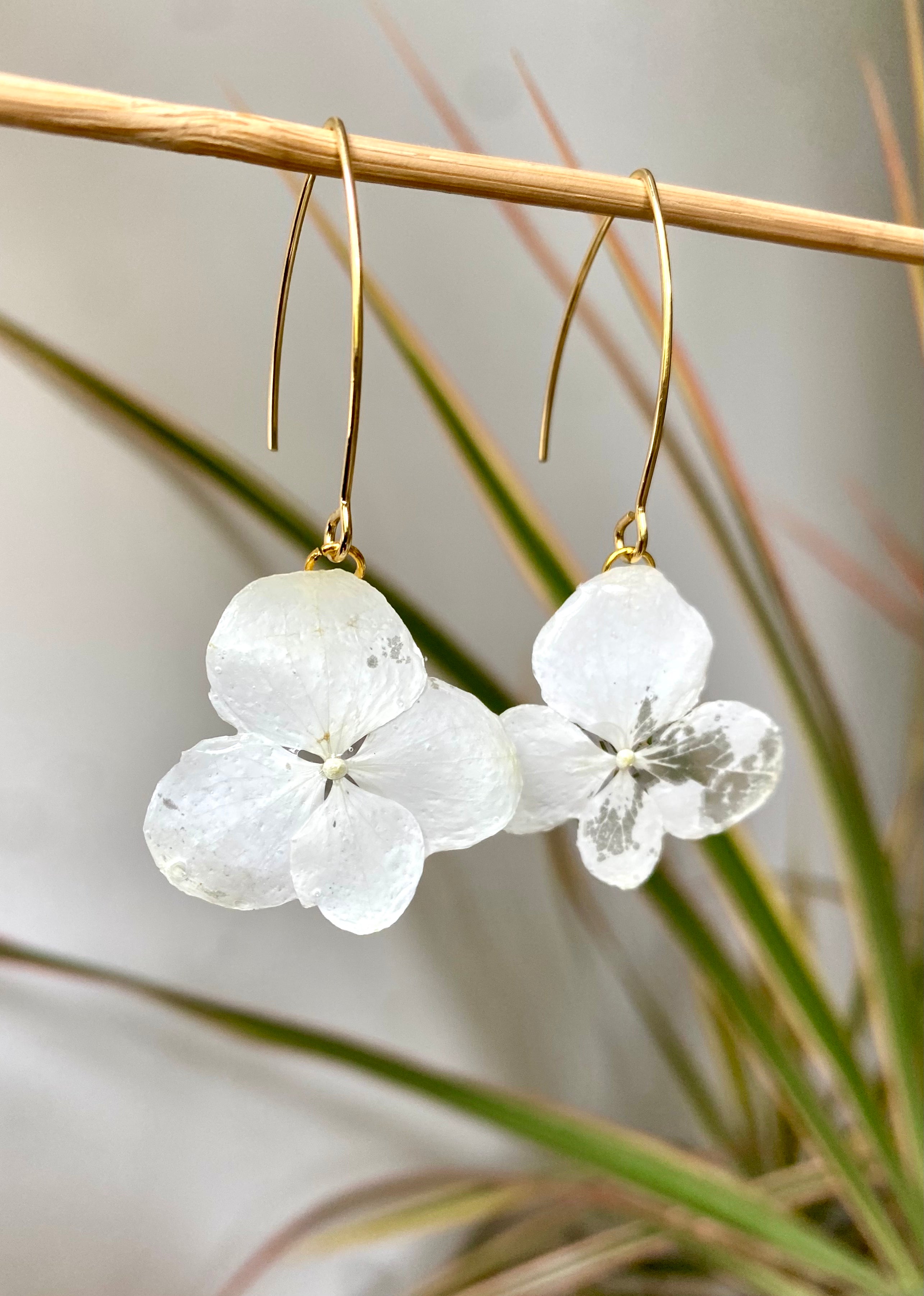 Boucle pendante pétale Hortensia blanc - doré