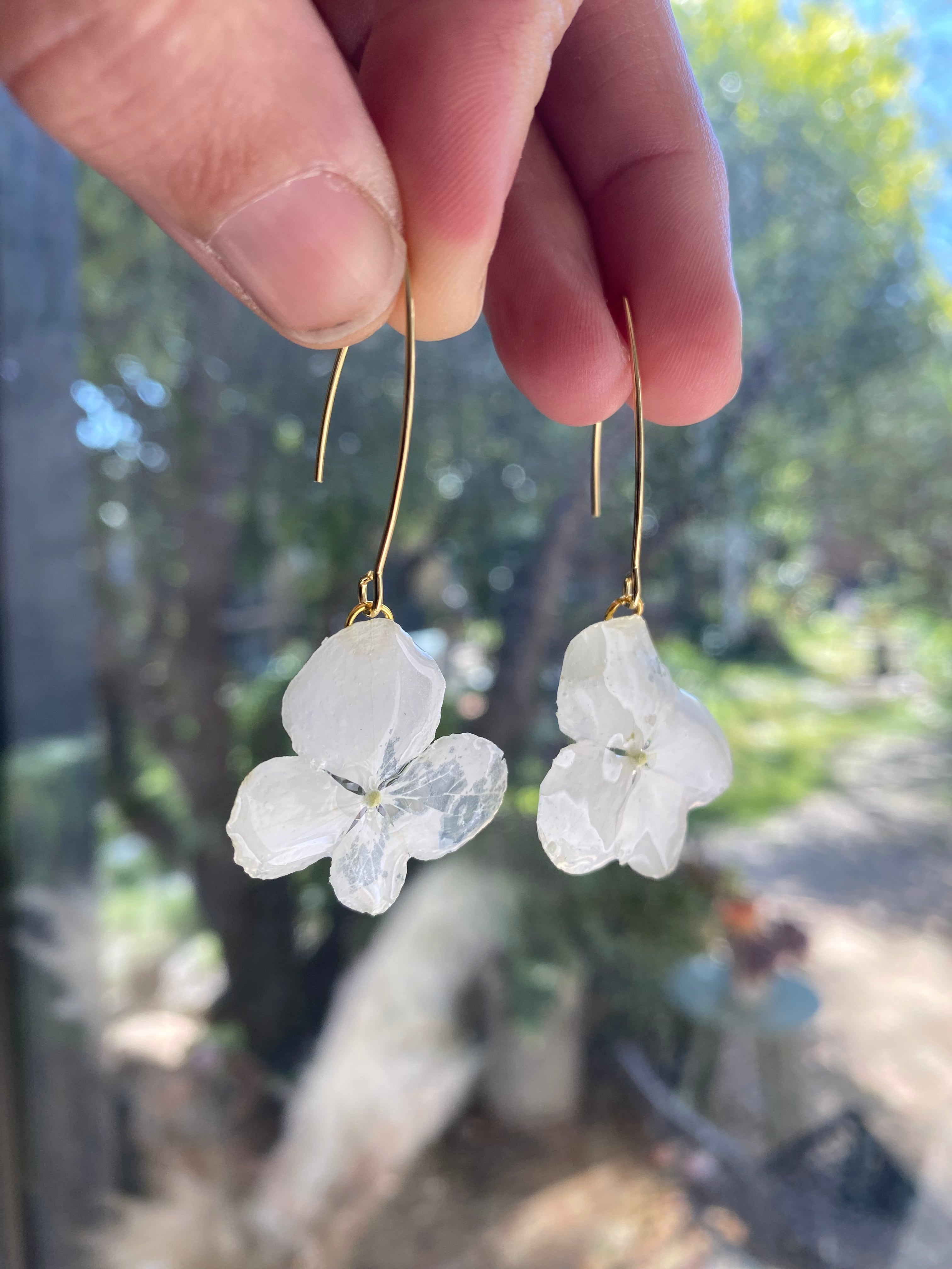Boucle pendante pétale Hortensia blanc - doré