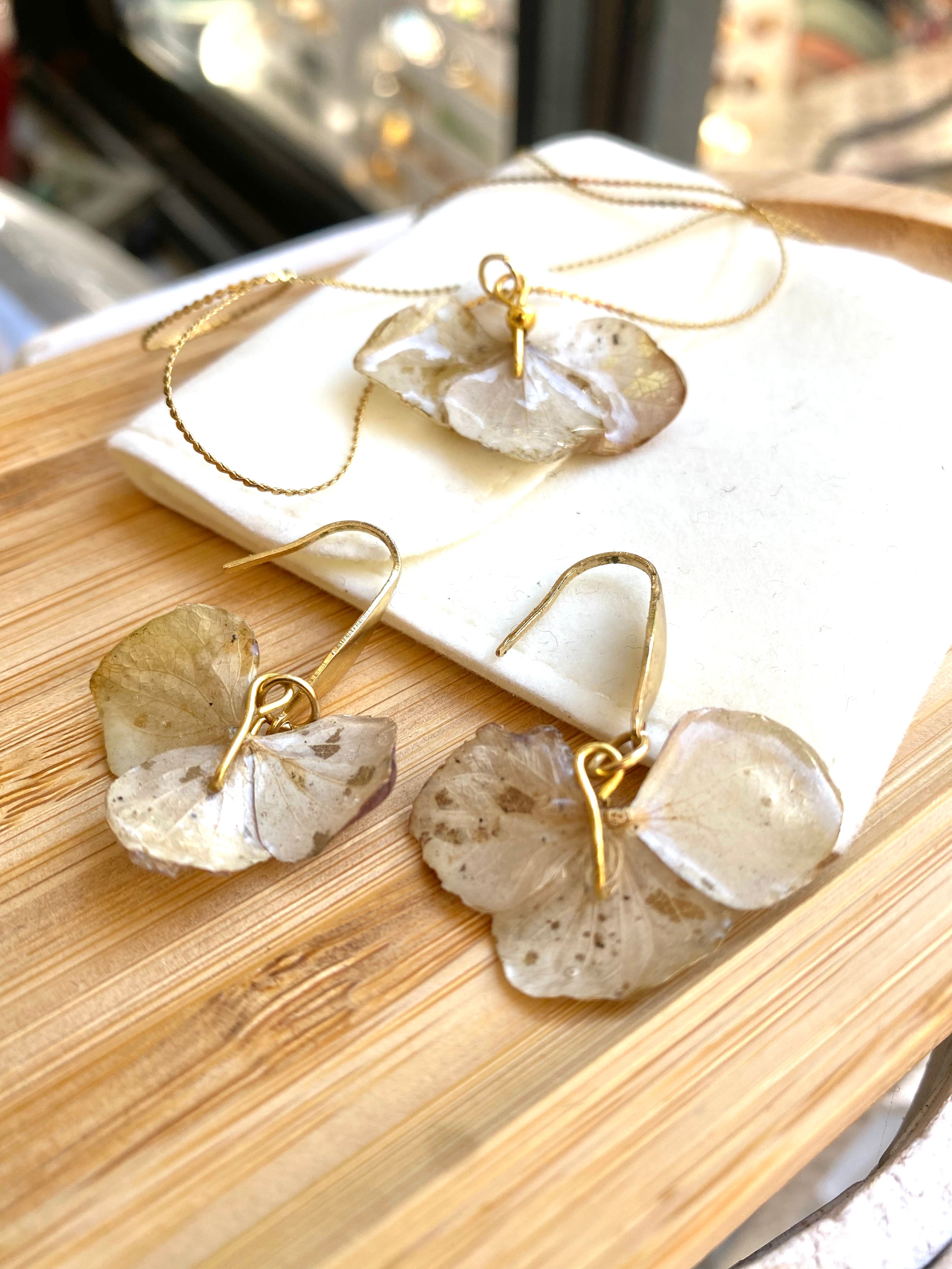 Chaine et Pendentif 3 pétales Hortensia blanc