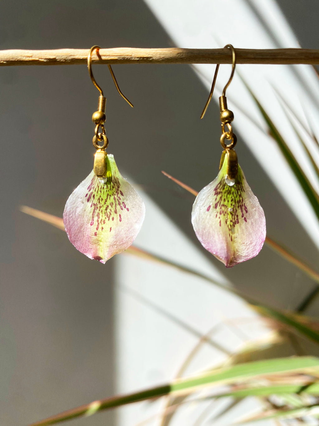 Boucle d'oreille pétales Hellébore d'Orient