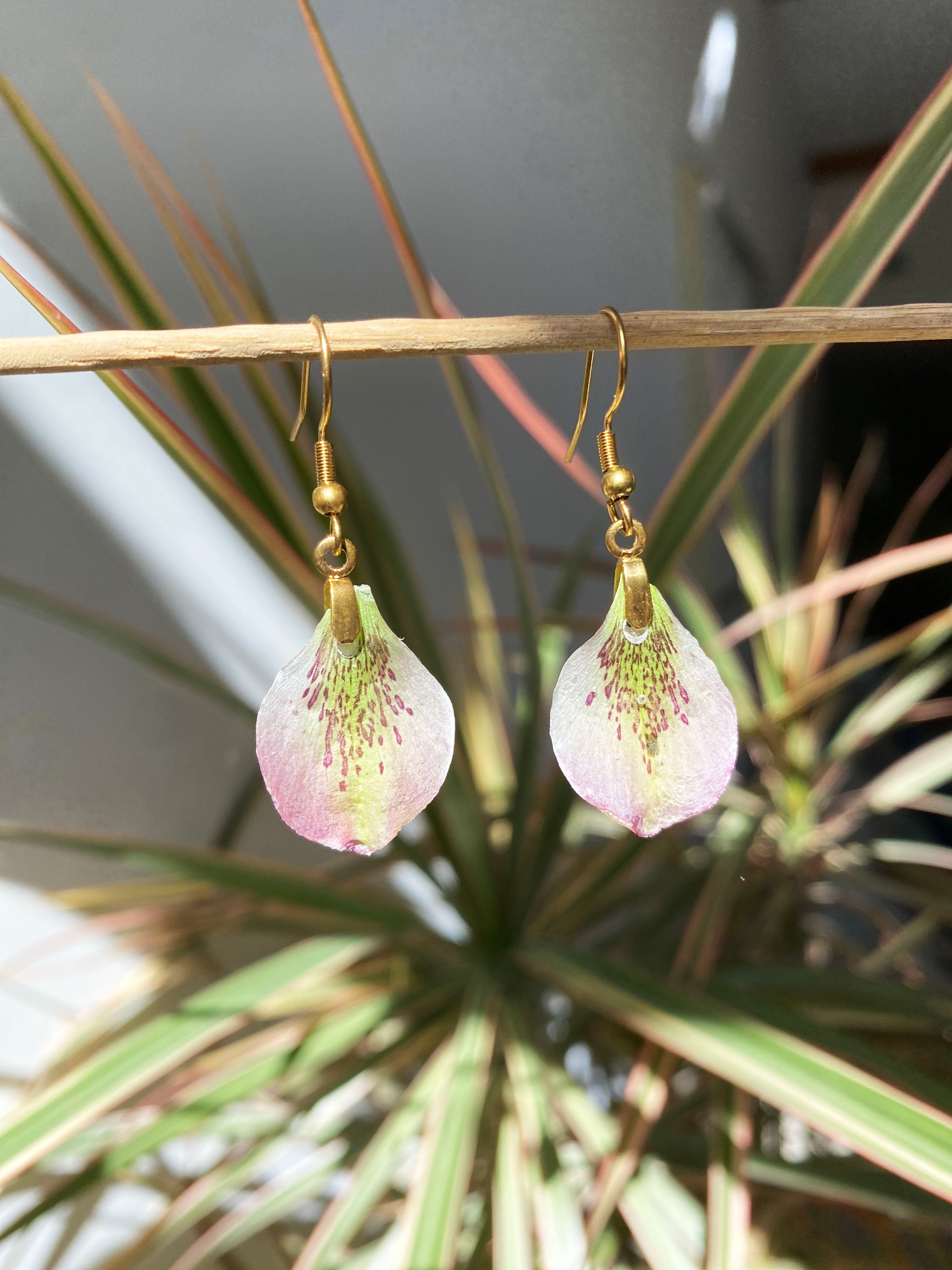 Boucle d'oreille pétales Hellébore d'Orient