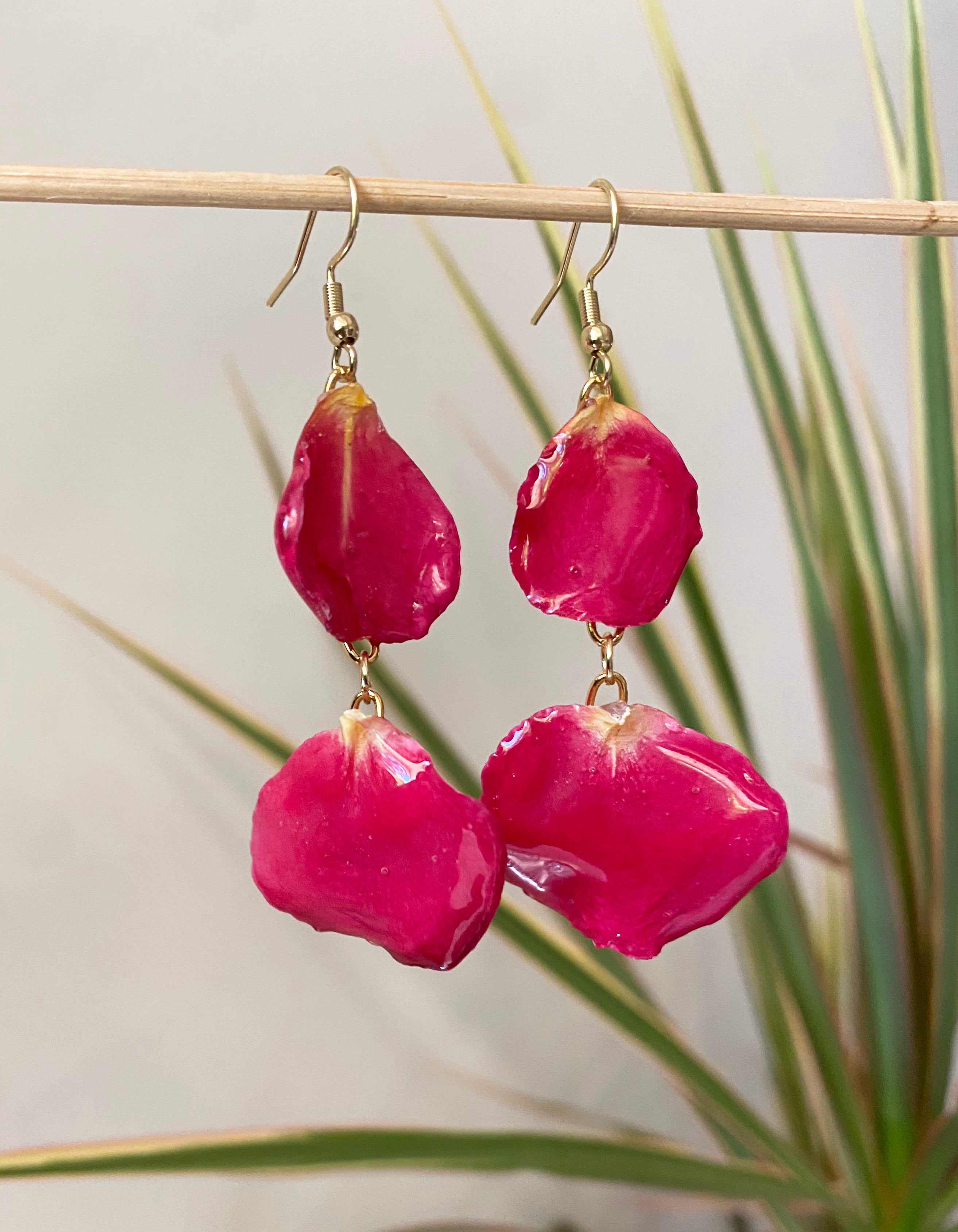 Boucle d'oreille pendante 2 pétales rose