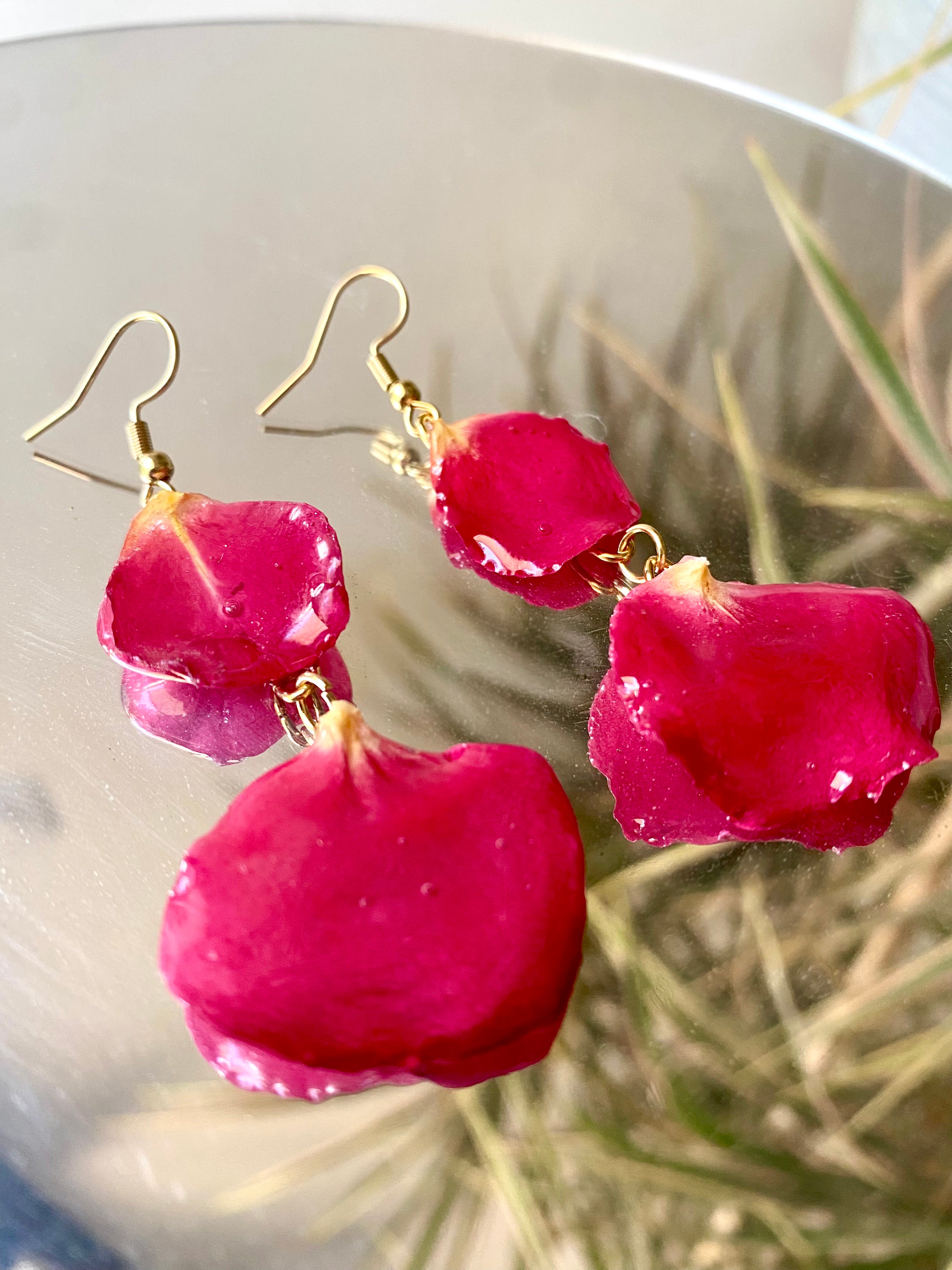 Boucle d'oreille pendante 2 pétales rose