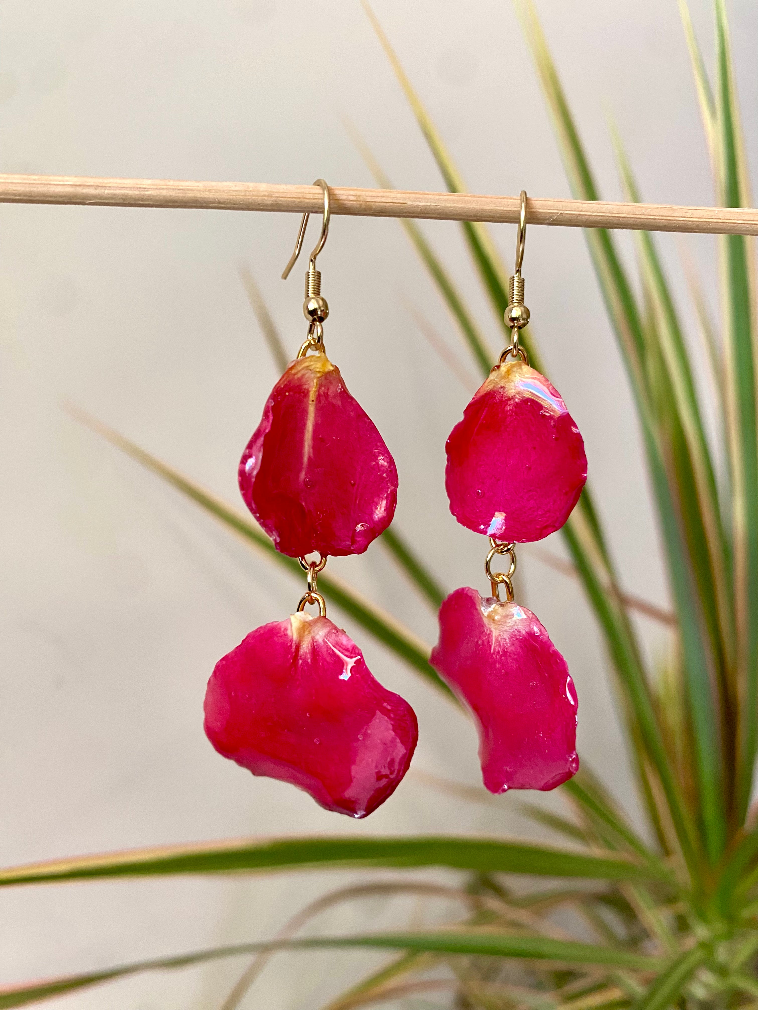 Boucle d'oreille pendante 2 pétales rose