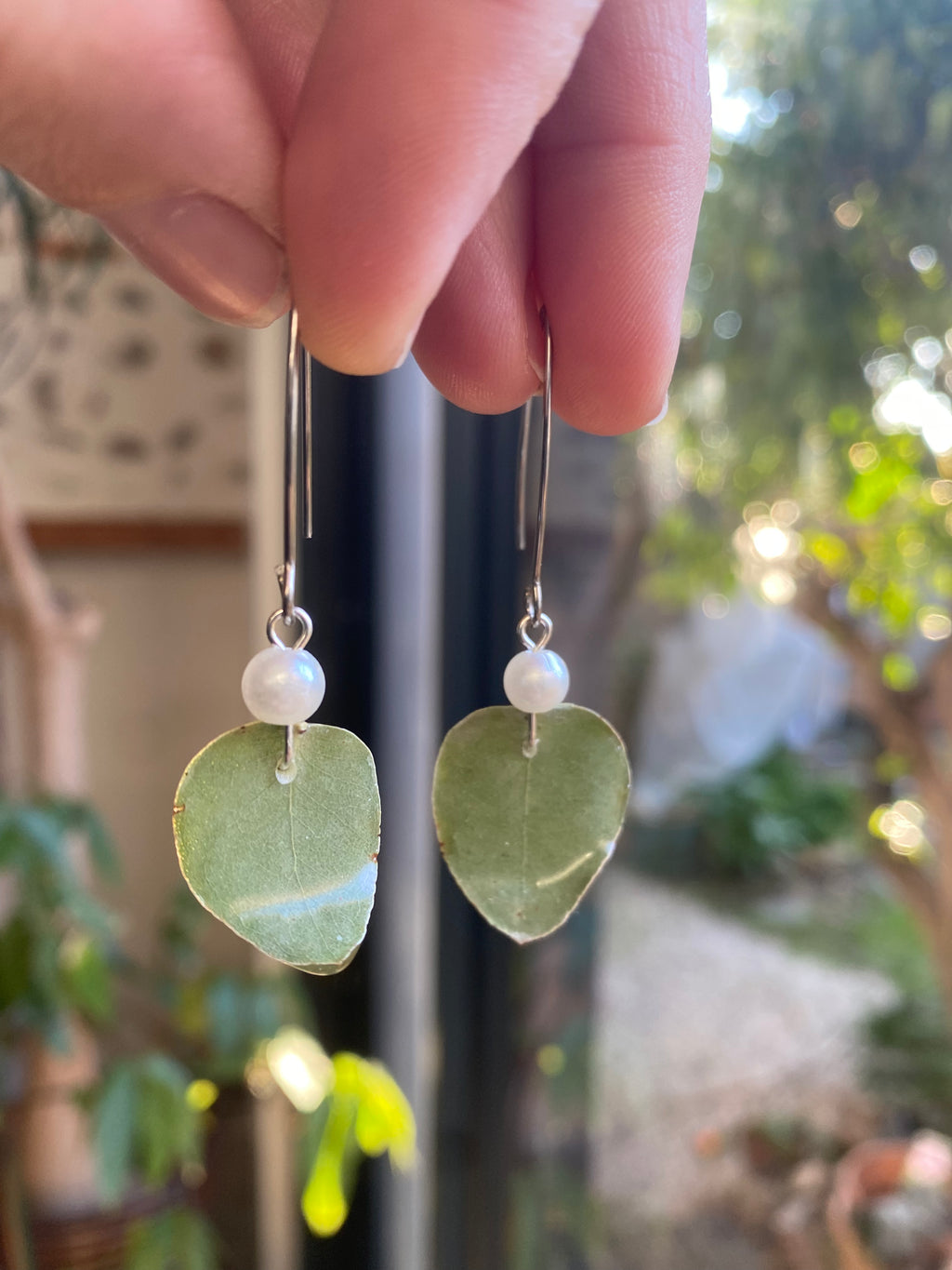 Boucles Pendantes Eucalyptus, perles nacrées
