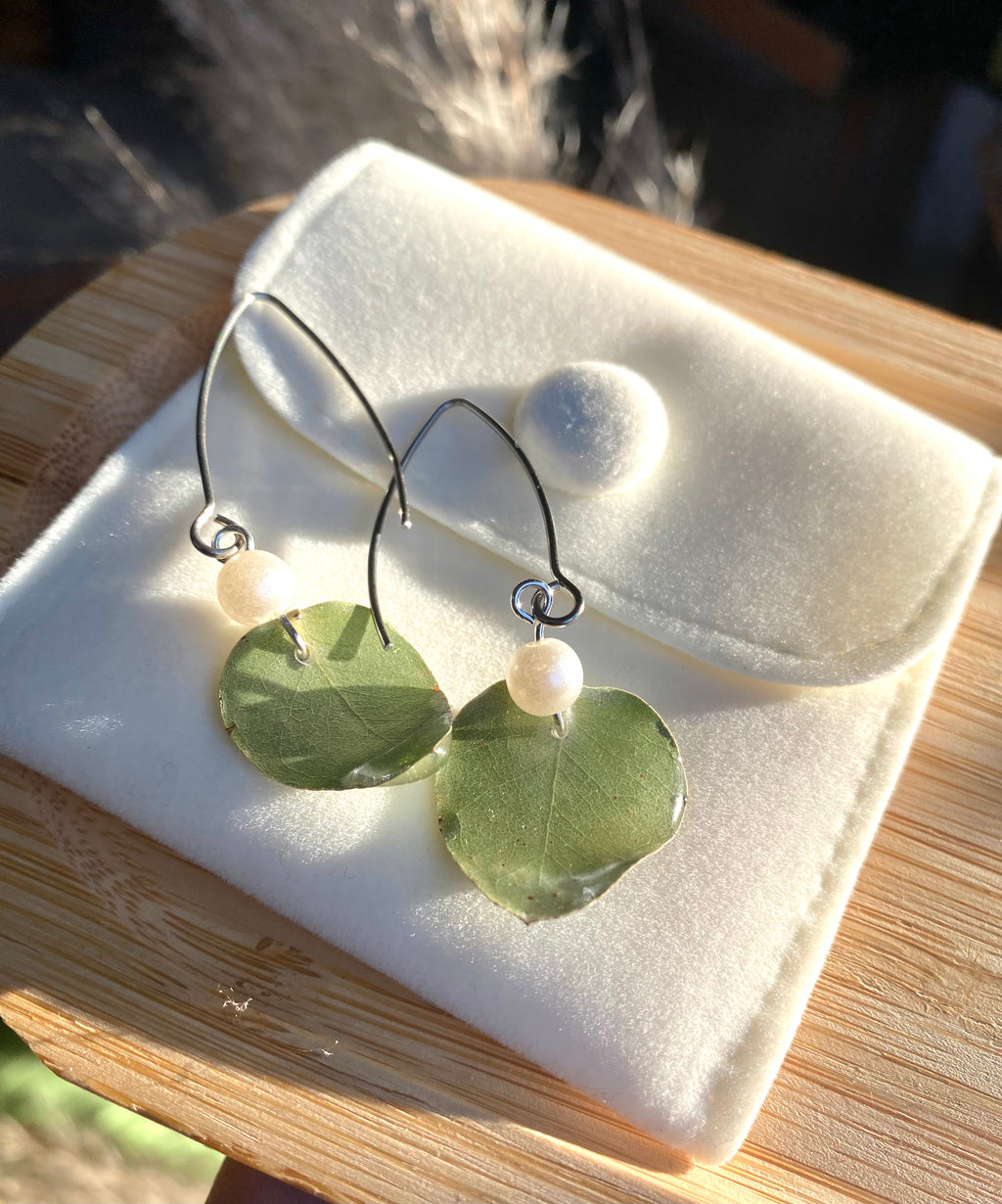 Boucles Pendantes Eucalyptus, perles nacrées