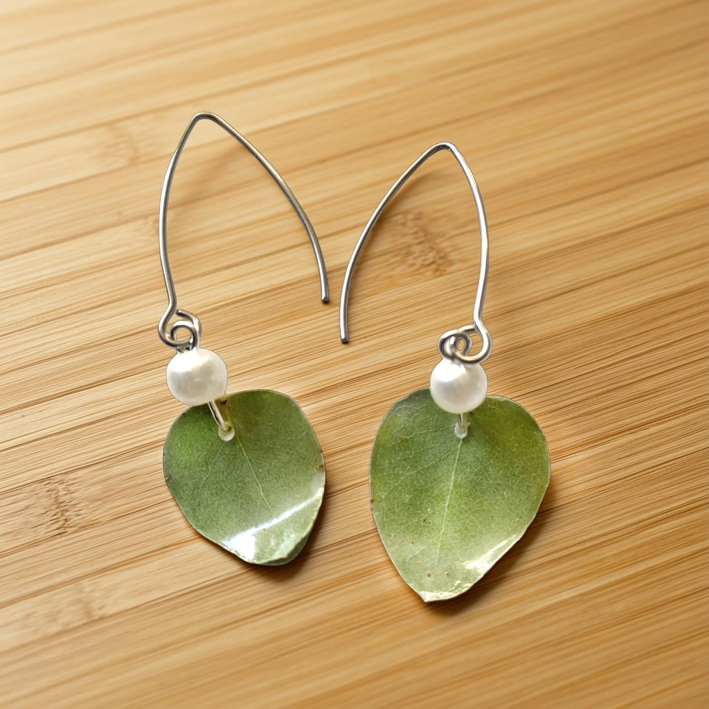Boucles Pendantes Eucalyptus, perles nacrées