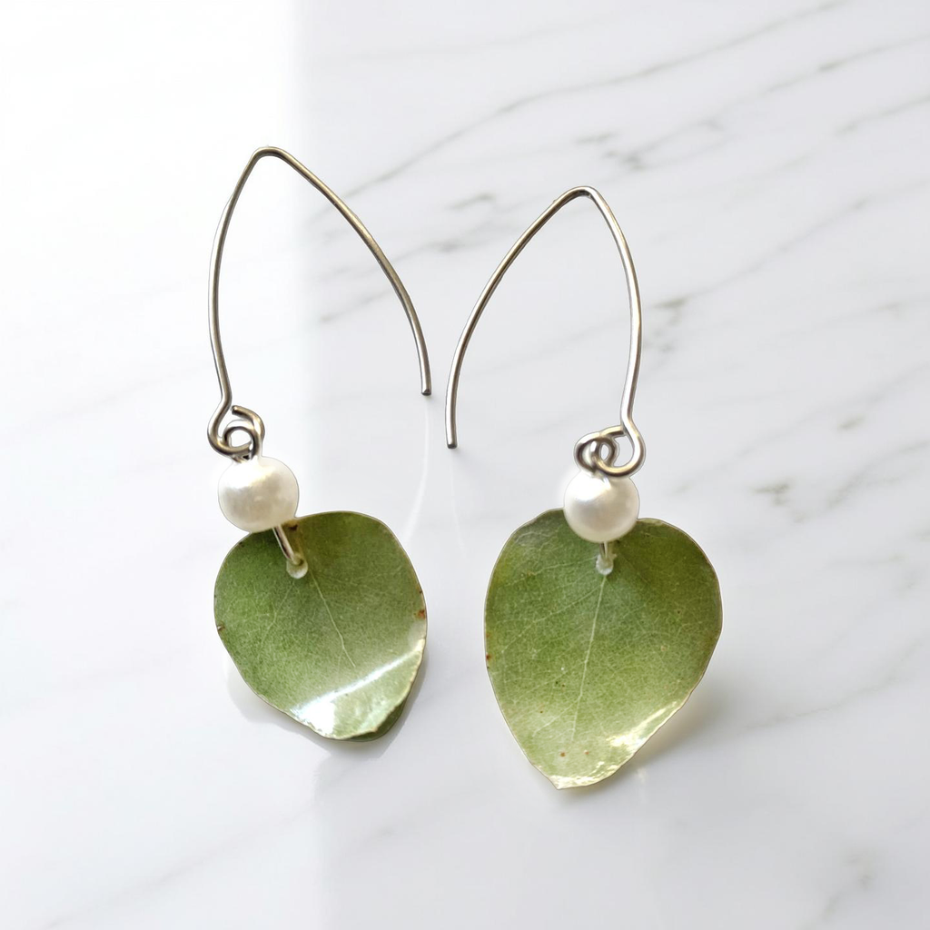 Boucles Pendantes Eucalyptus, perles nacrées