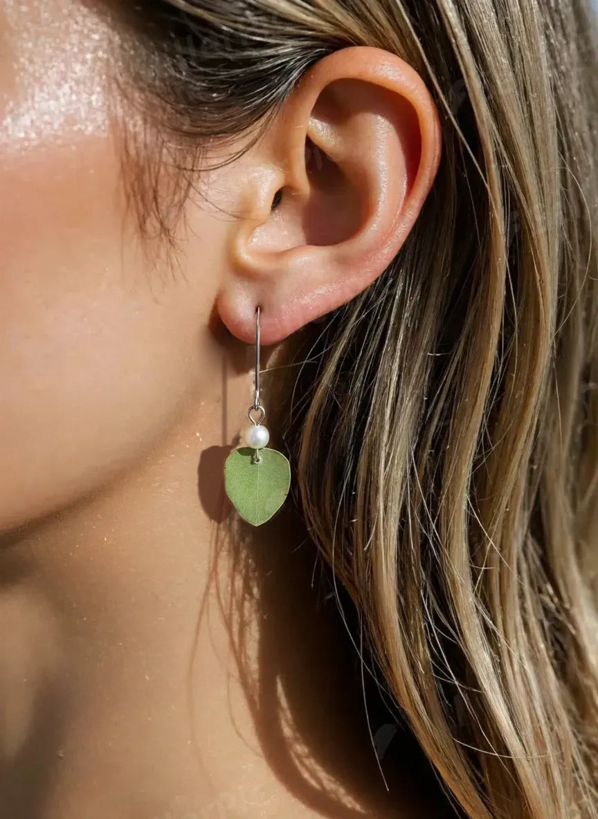 Boucles Pendantes Eucalyptus, perles nacrées