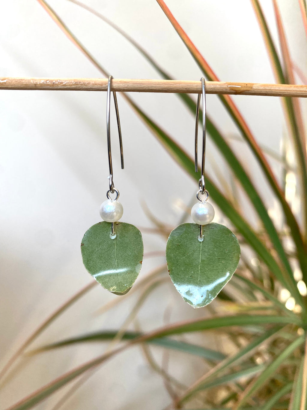 Boucles Pendantes Eucalyptus, perles nacrées