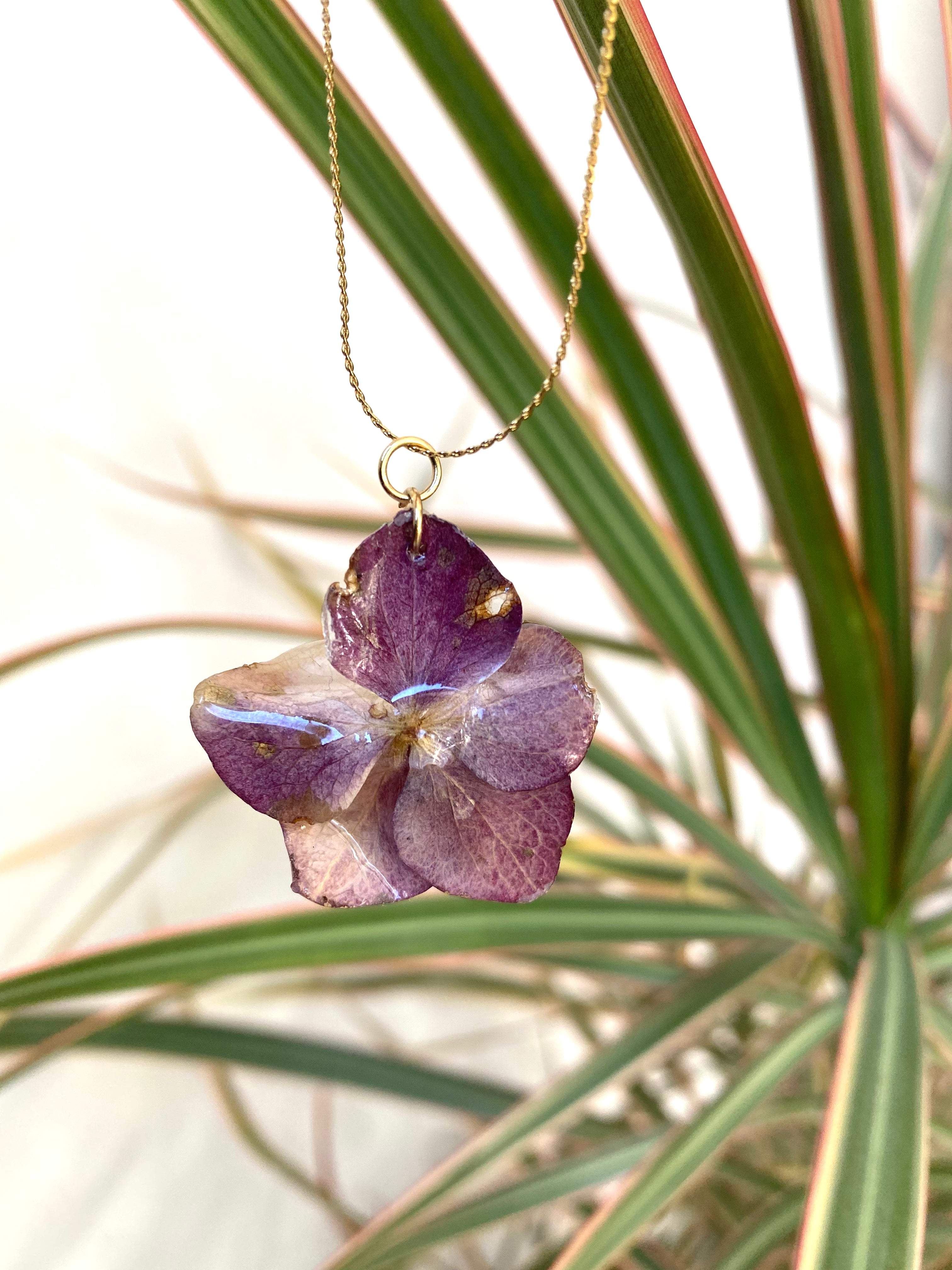 Chaine et Pendentif fleurs Hortensia rose-violette