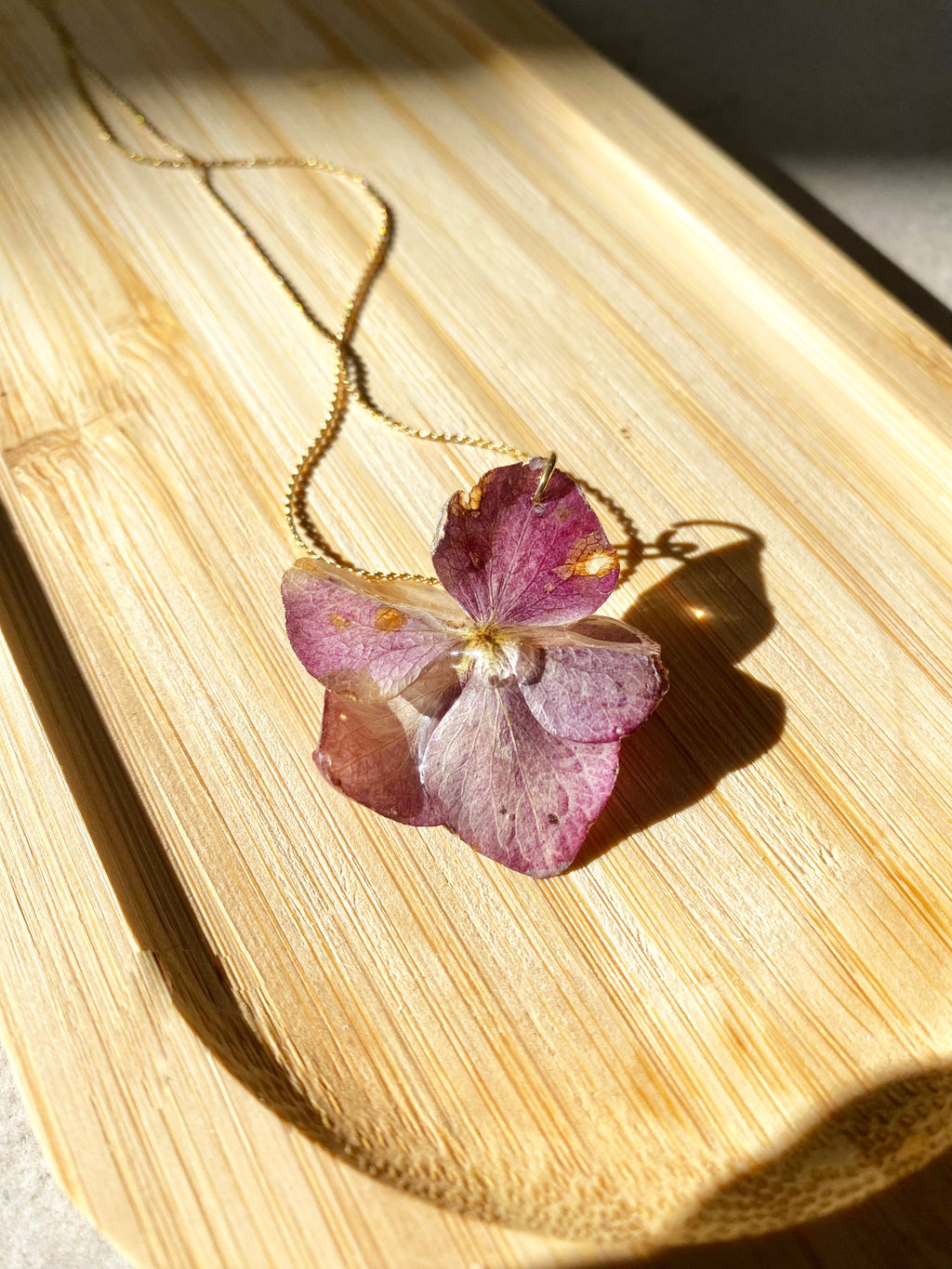 Chaine et Pendentif fleurs Hortensia rose-violette