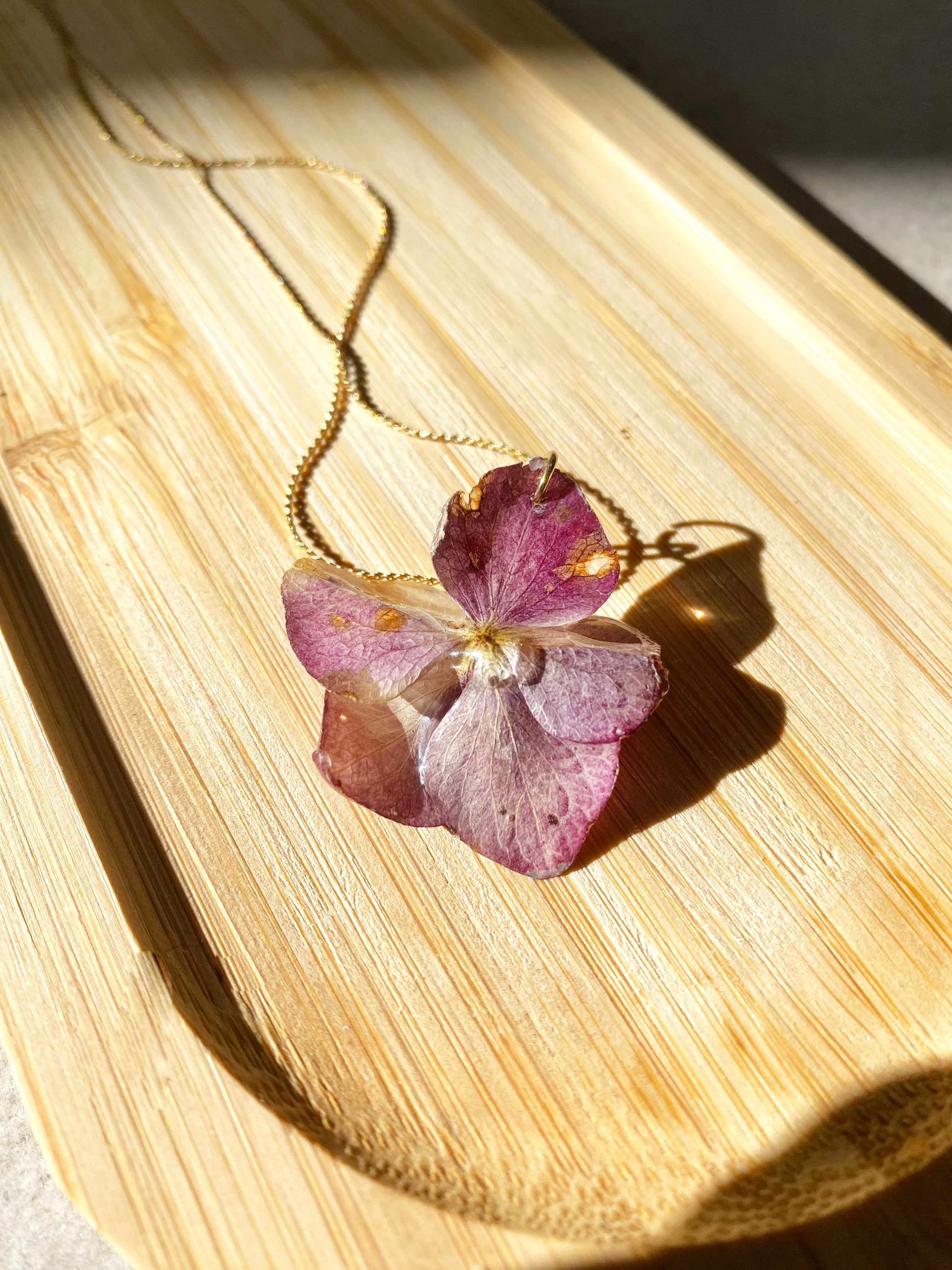 Chaine et Pendentif fleurs Hortensia rose-violette