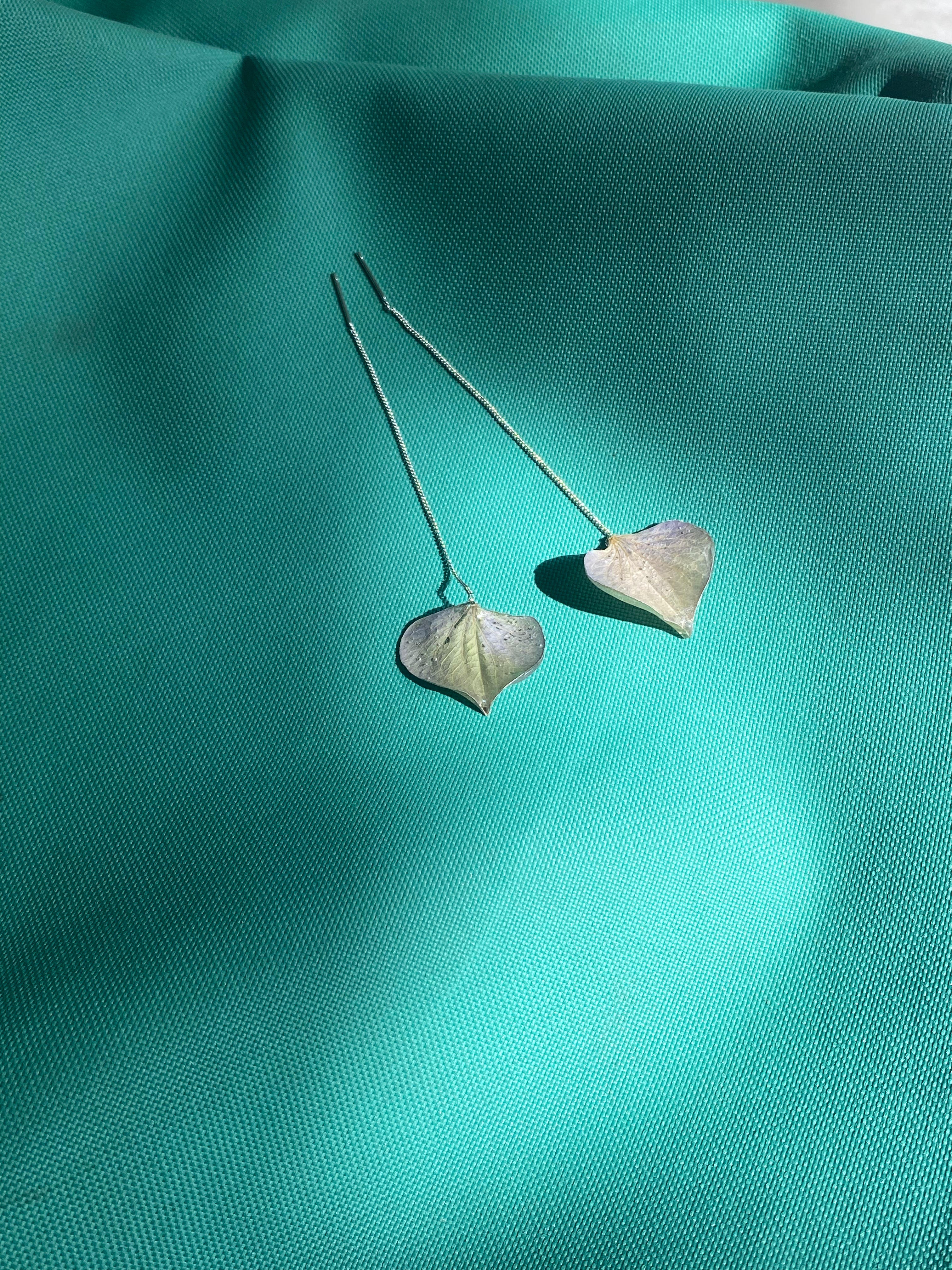 Chaine d'oreille pétale Hortensia bleu gris