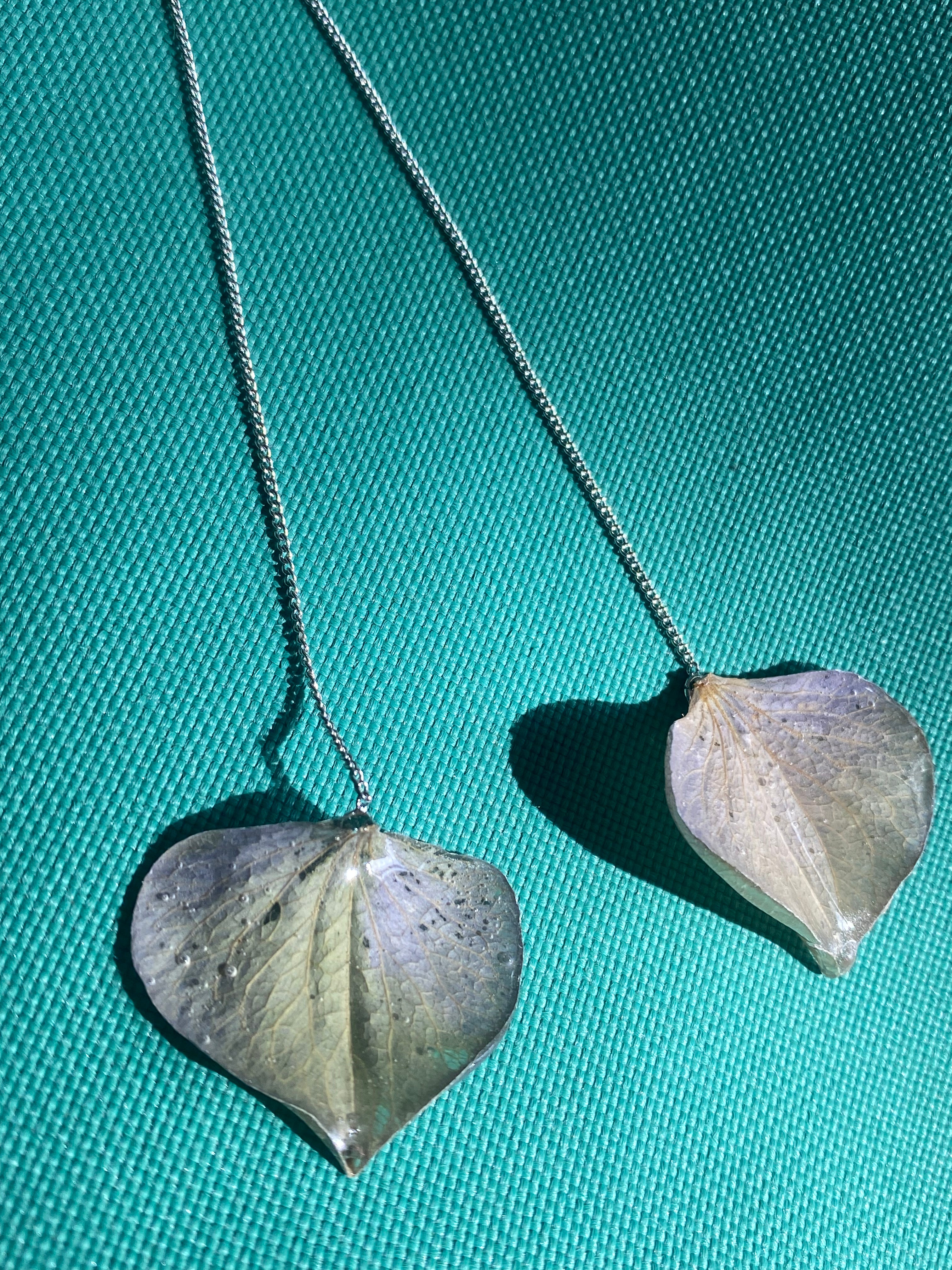 Chaine d'oreille pétale Hortensia bleu gris