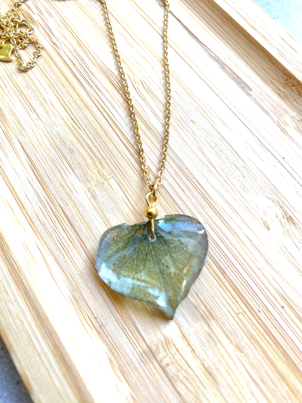 Chaine et Pendentif pétale Hortensia gris-vert