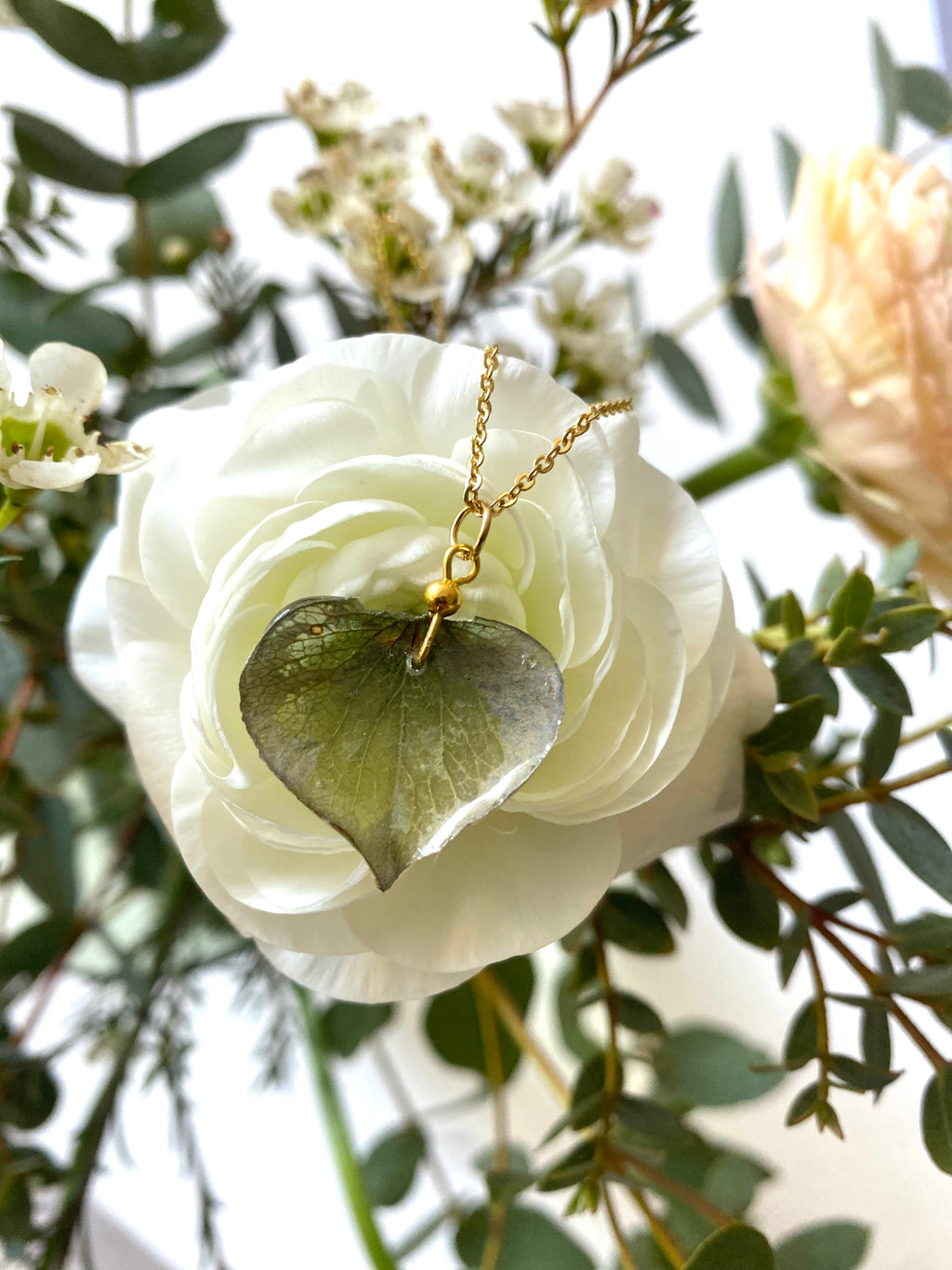 Chaine et Pendentif pétale Hortensia gris-vert