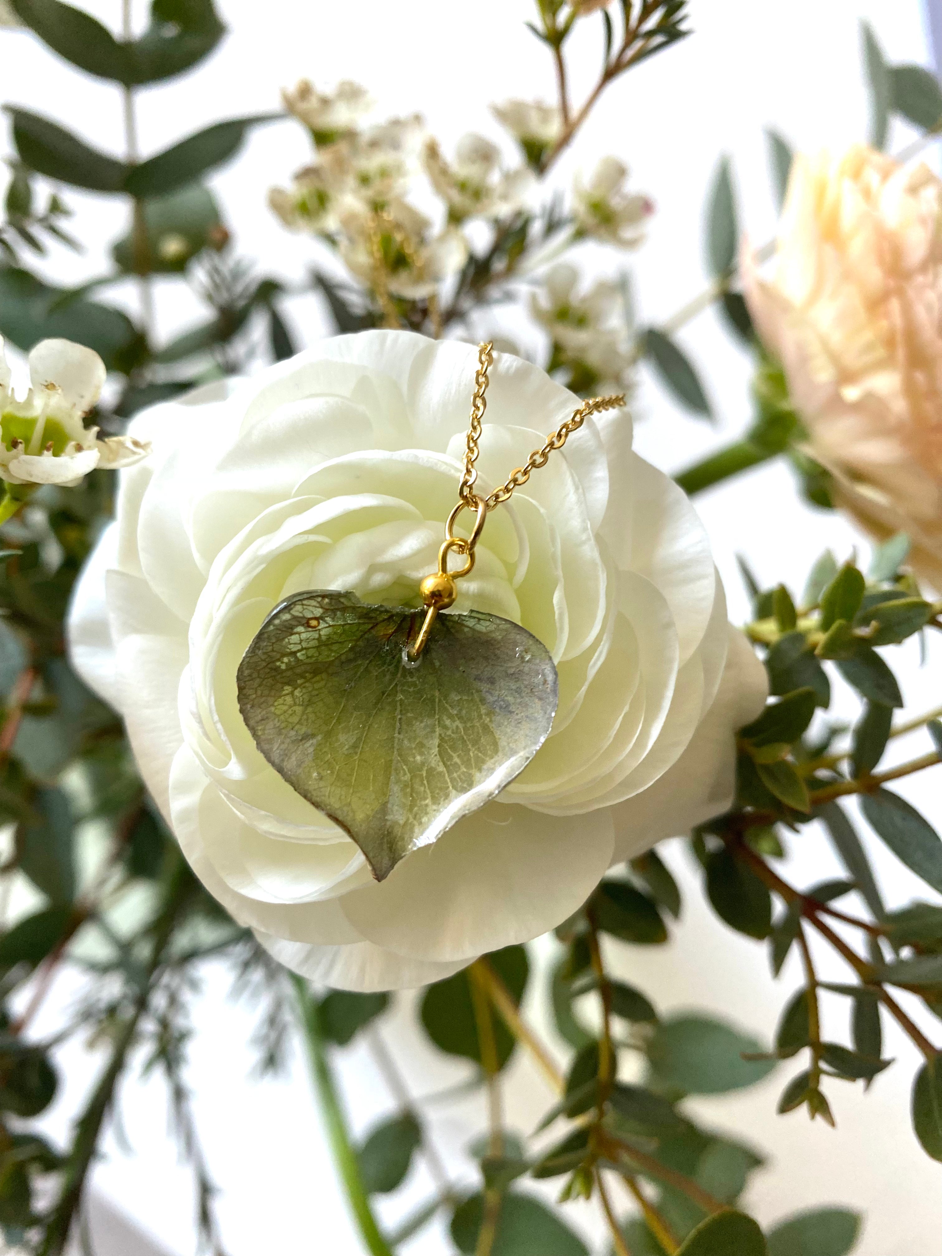 Chaine et Pendentif pétale Hortensia gris-vert