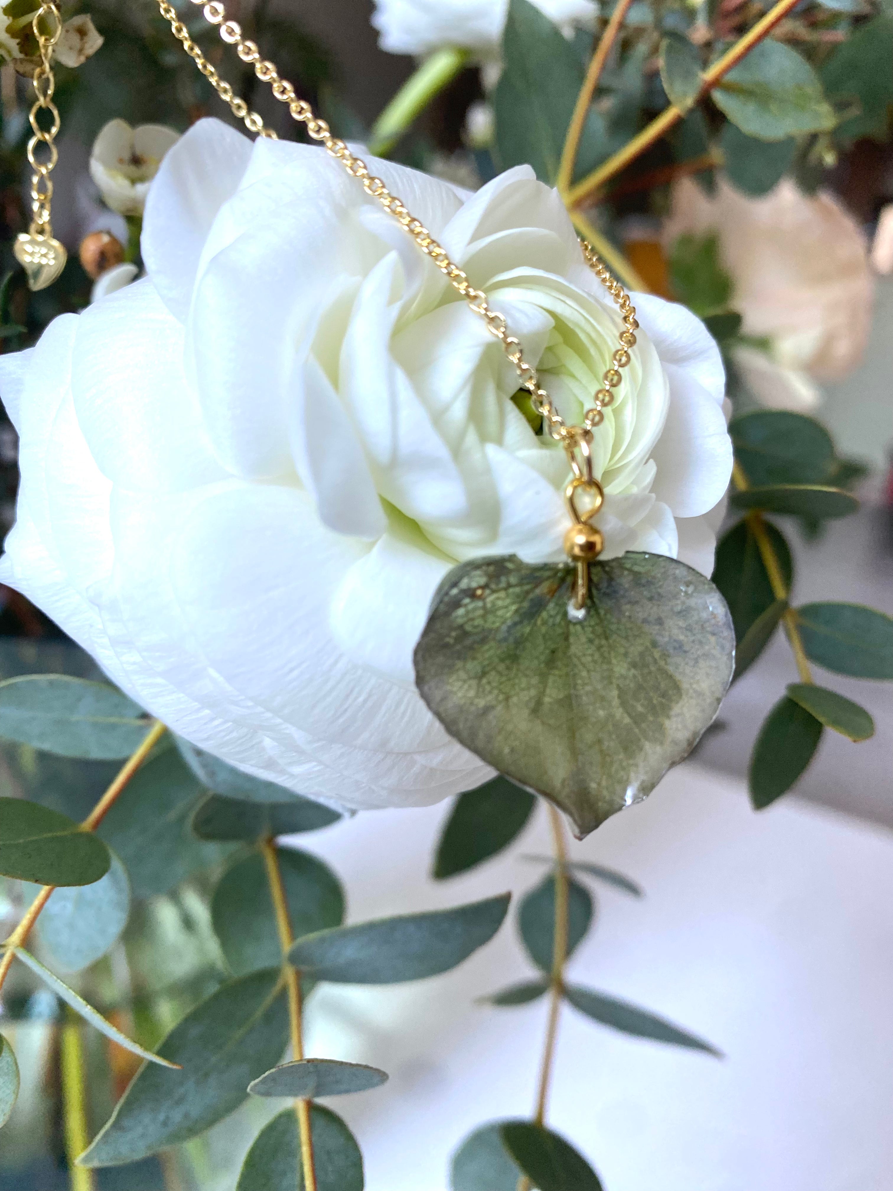Chaine et Pendentif pétale Hortensia gris-vert