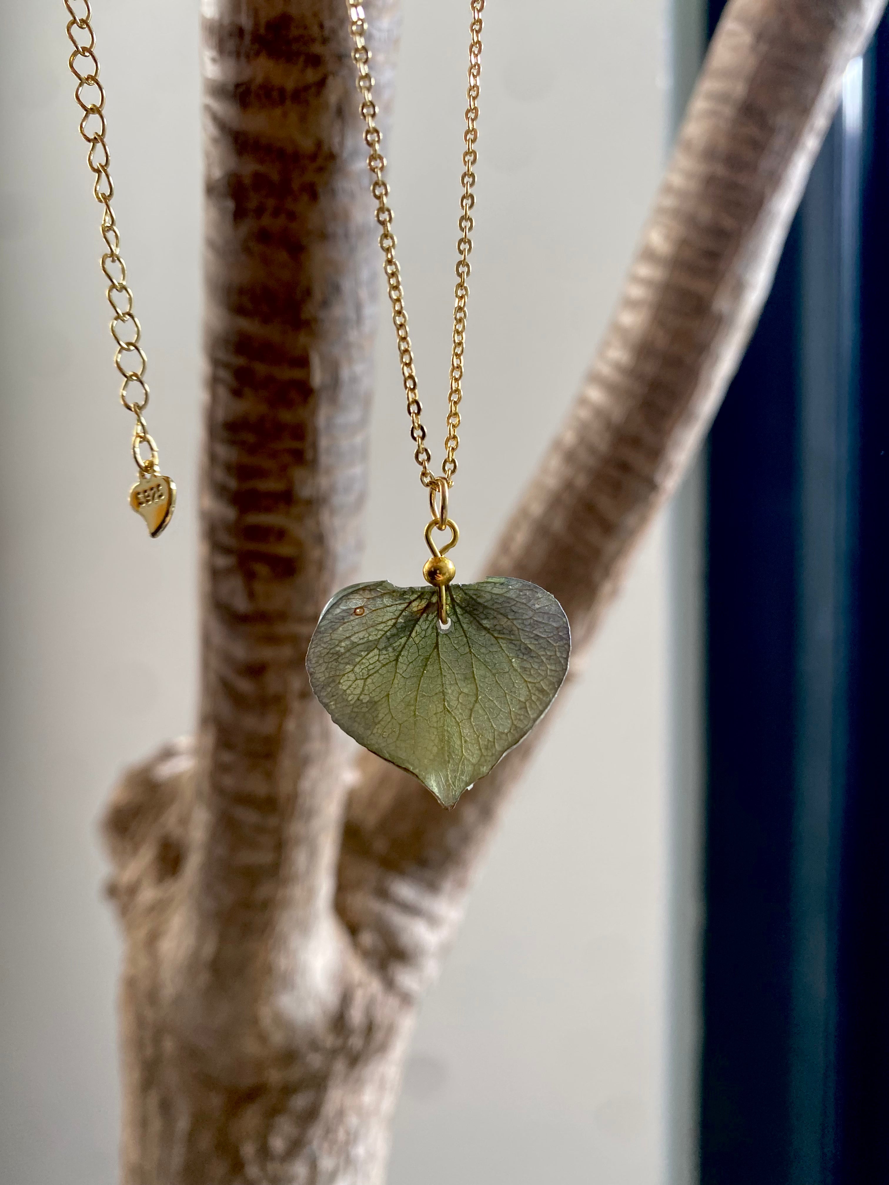 Chaine et Pendentif pétale Hortensia gris-vert