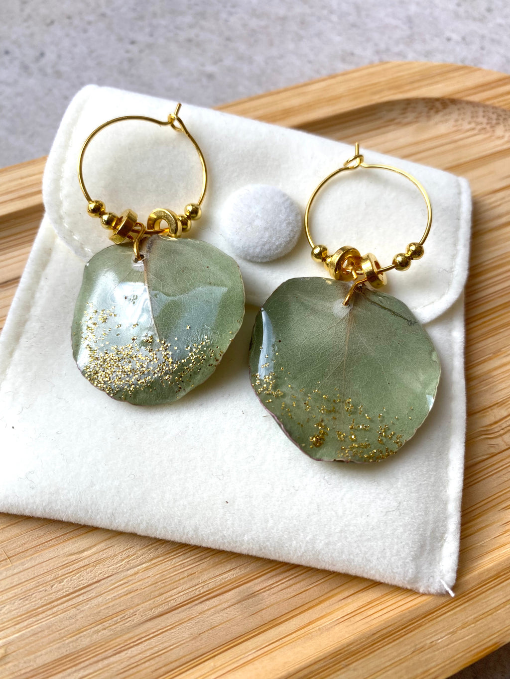 Petites Créoles Eucalyptus doré, perles et paillette